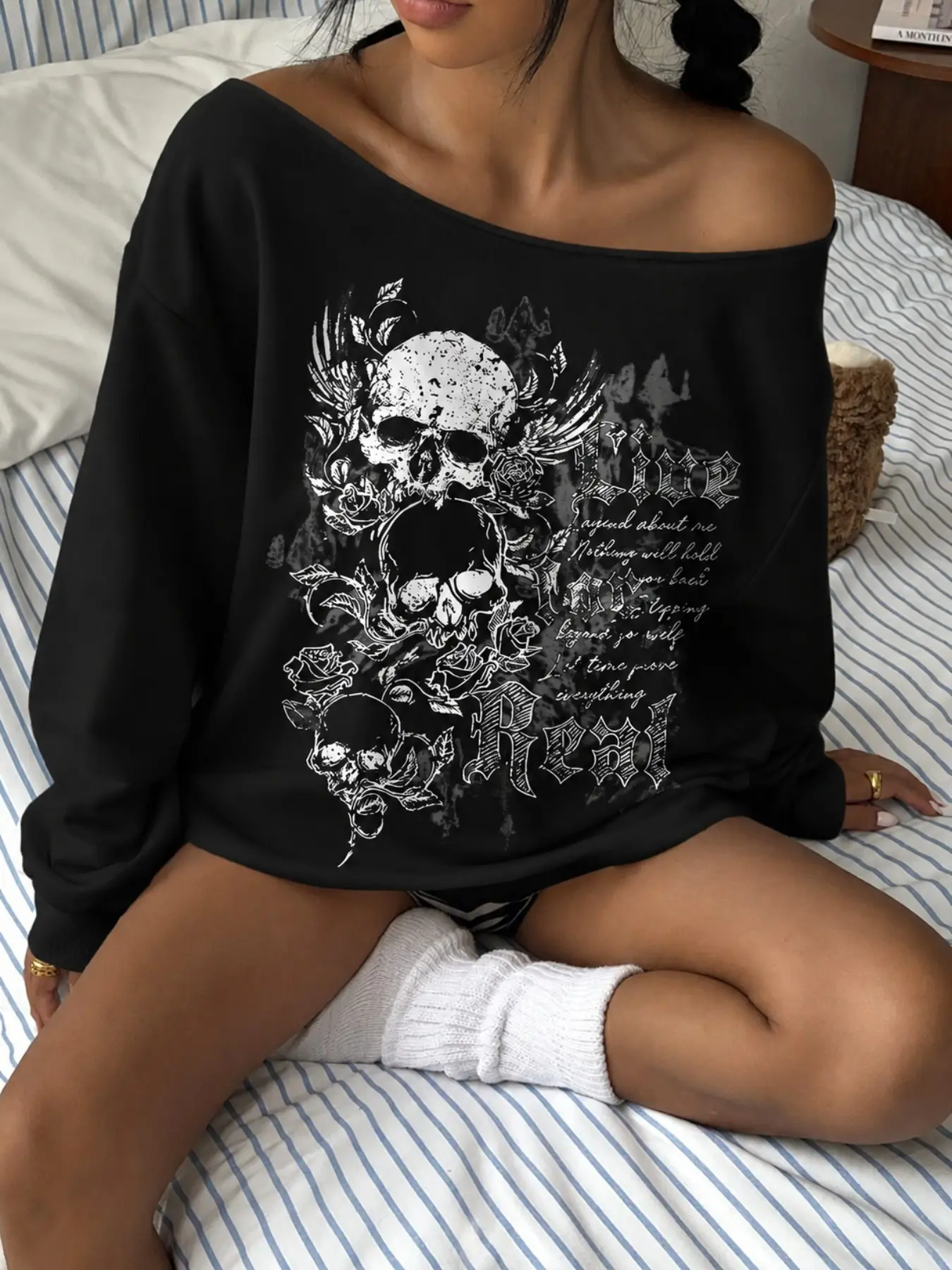 Women's Off Shoulder Skull Rose Graphic Sweatshirt, Gothic Vintage Oversized Long Sleeve Casual Top，Halloween & Easter Essential Sweatshirt, Cartoon Pattern, Long Sleeve, Fitted, Casual Style, Fall & Winter Clothes, Unlined