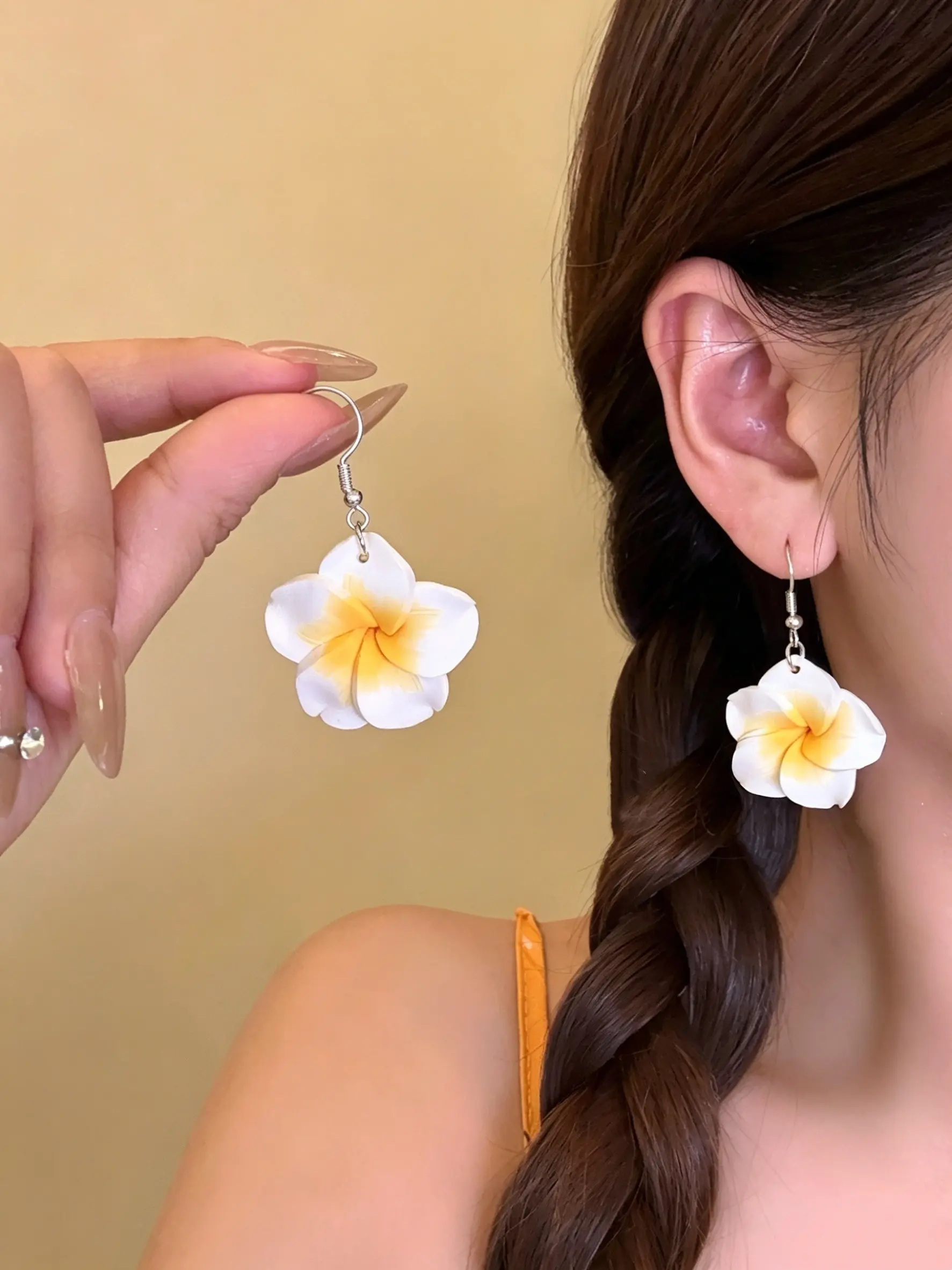 1 pair of fresh and simple yellow resin egg flower pendant earrings, elegant women's hiking picnic style earrings