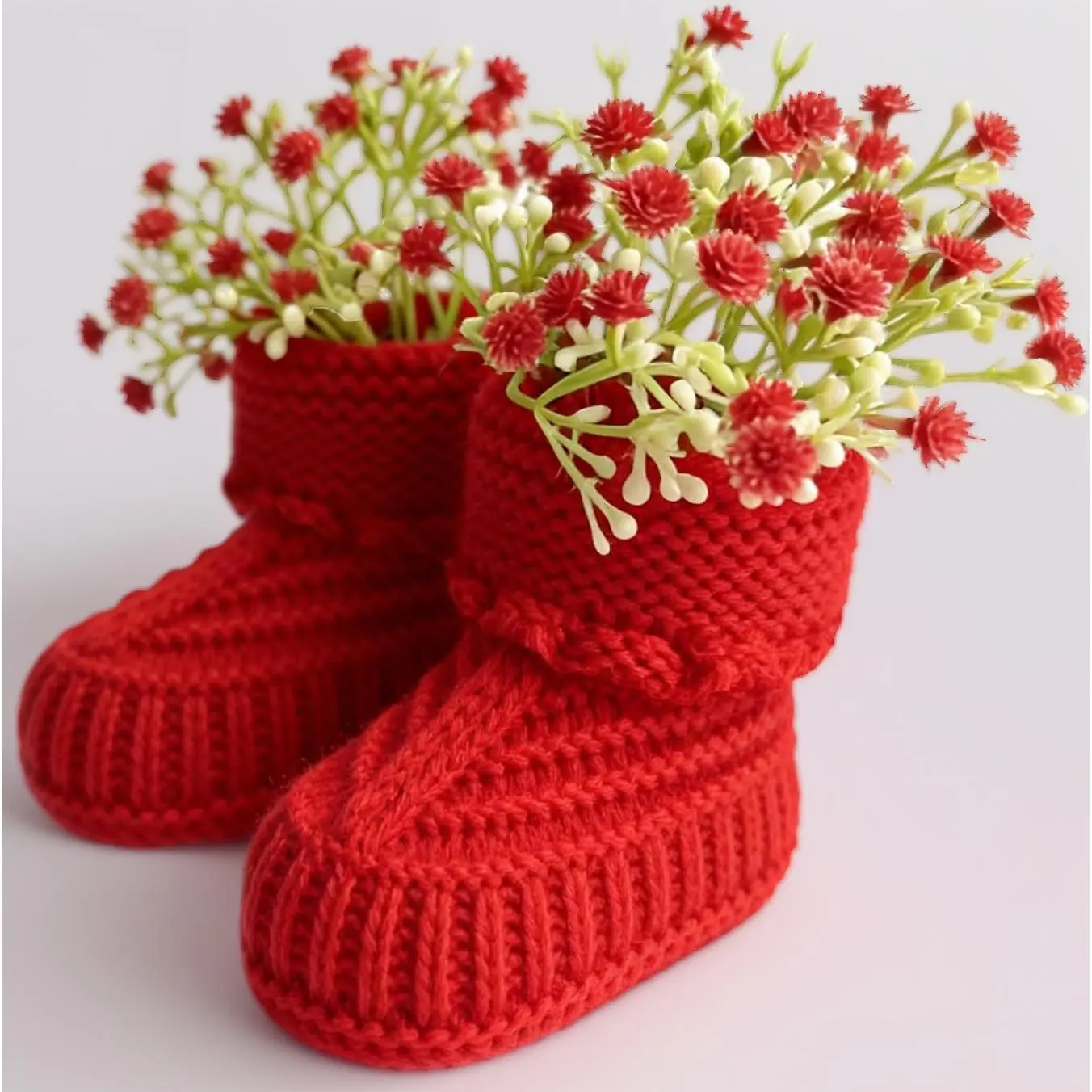 Baby Shower Centerpiece Set – Crochet Baby Booties & Baby's Breath Flower Bouquet, Rustic Table Decor for Gender Reveal, Newborn & Christening Parties