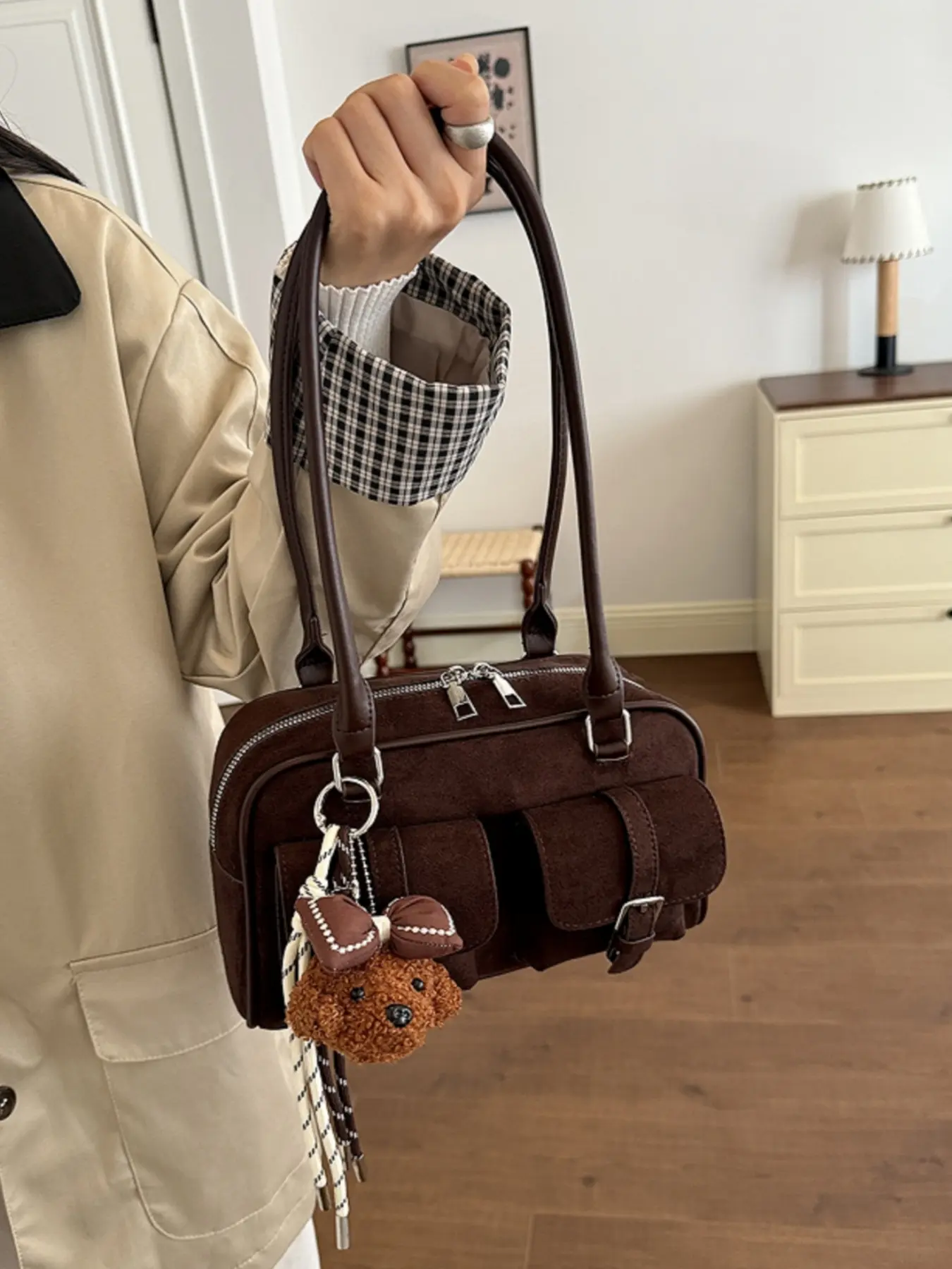 Fashionable niche textured shoulder bag, paired with cute charms, comfortable strap with multiple pockets, elegant and unique ladies handbag, suitable for dating, daily outings and shopping.