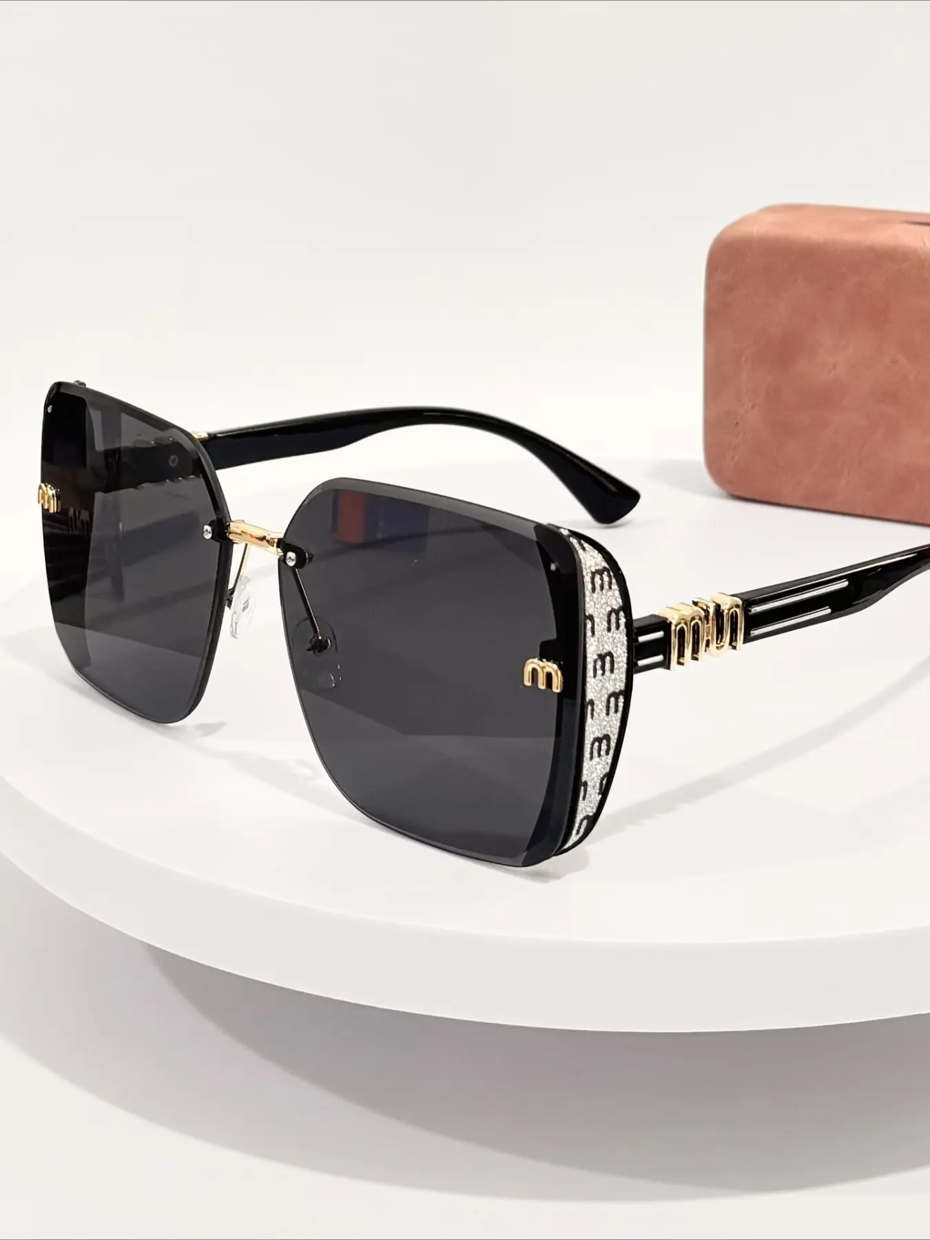 New Korean-style fashionable gradient-colored large-frame sunglasses for photography and outings, exuding an elegant and sophisticated look. High-end UV-protective sunglasses suitable for both men and women, Stylish Shades