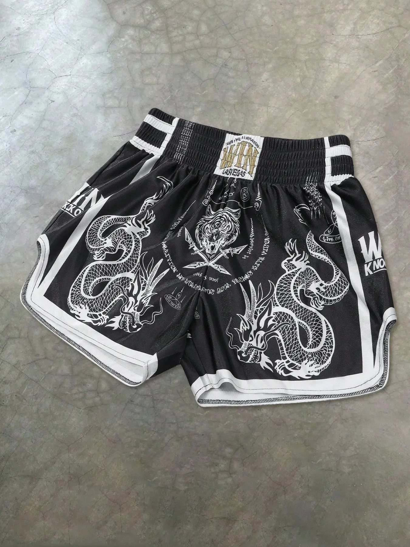 1 Pair of Retro Kickboxing Shorts – Traditional Dragon-Print Muay Thai Shorts – Loose Athletic Workout Shorts – Suitable for Men's and Women's Gym Training