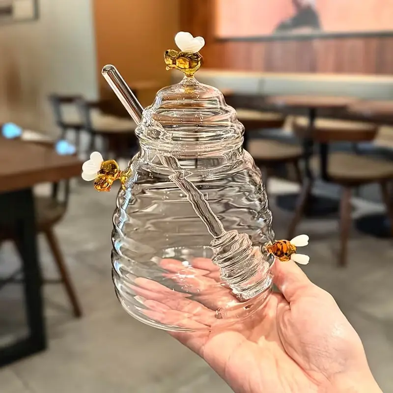 1pc Honey Jar with Dipper, Bee Design High Borosilicate Glass Honey Pot with Lid, Airtight Food Storage Container for Honey & Syrup, Kitchen Countertop Organizer, Dining Table Decor, Elegant Gift for Beekeepers & Kitchen Lovers, Glass Jars