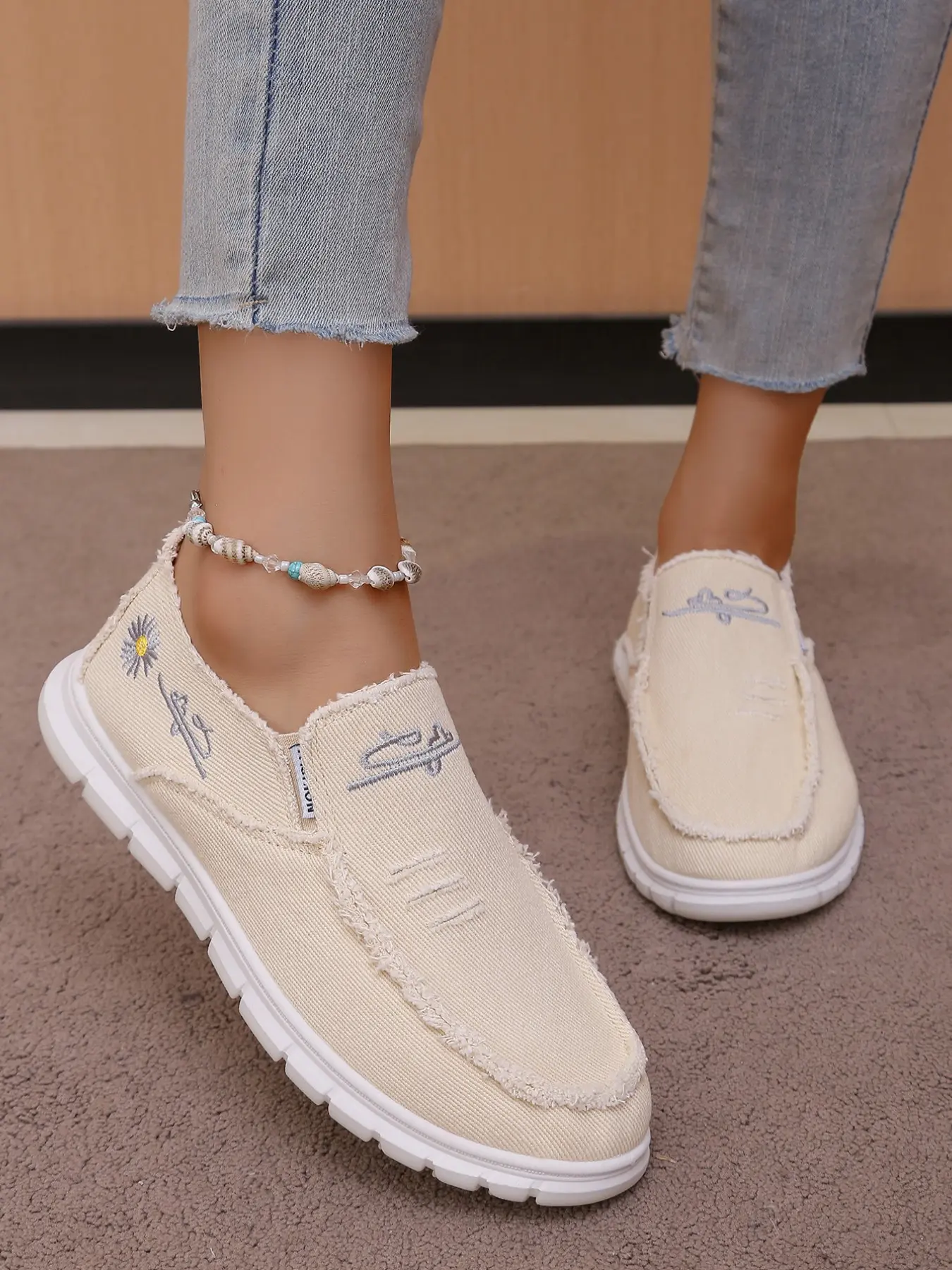Unisex Daisy Embroidered Canvas Shoes, Breathable Slip-On Casual Footwear, Soft Sole Lightweight Comfortable Daily Wear, Casual Slip Ons
