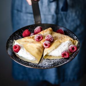 De Buyer MINERAL B Carbon Steel Fry Pan - 9.5" Diameter, 6.9" Cooking Surface - Ideal for Searing, Sauteing & Reheating - PFAS, PFOA & PFOS Free - Made in France