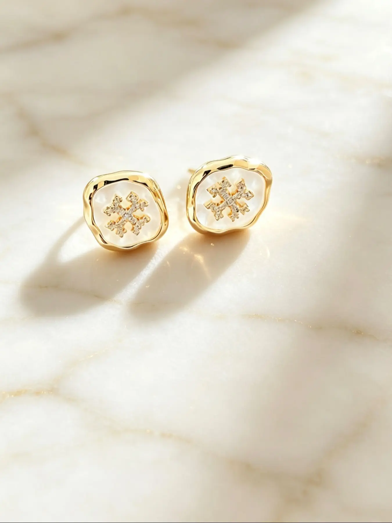 New Women's Brilliant Stud Earrings, Earrings Jewelry, Fashionable Luxury, Rhinestone, 18k Gold Plated, Baroque Pearl Mother-Of-Pearl, Suitable for Daily Wear
