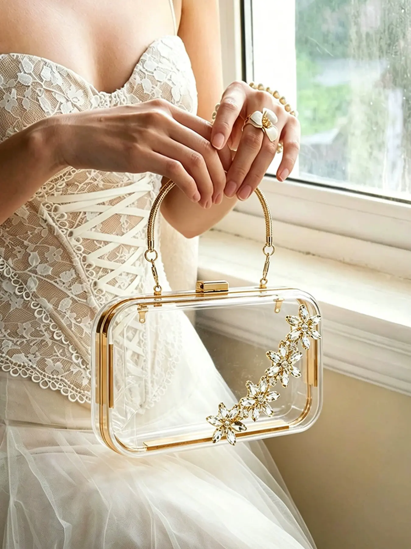 1PC Clear Acrylic Hardcase Evening Clutch Bag Rhinestone Floral Ornament Snake Shaped Metal Top Handle Detachable Thin Metal Chain Strap Mini Transparent Formal Hand Purse, Elegant Purse for Wedding Banquet Bridal Prom Date Night All Seasons Handbag