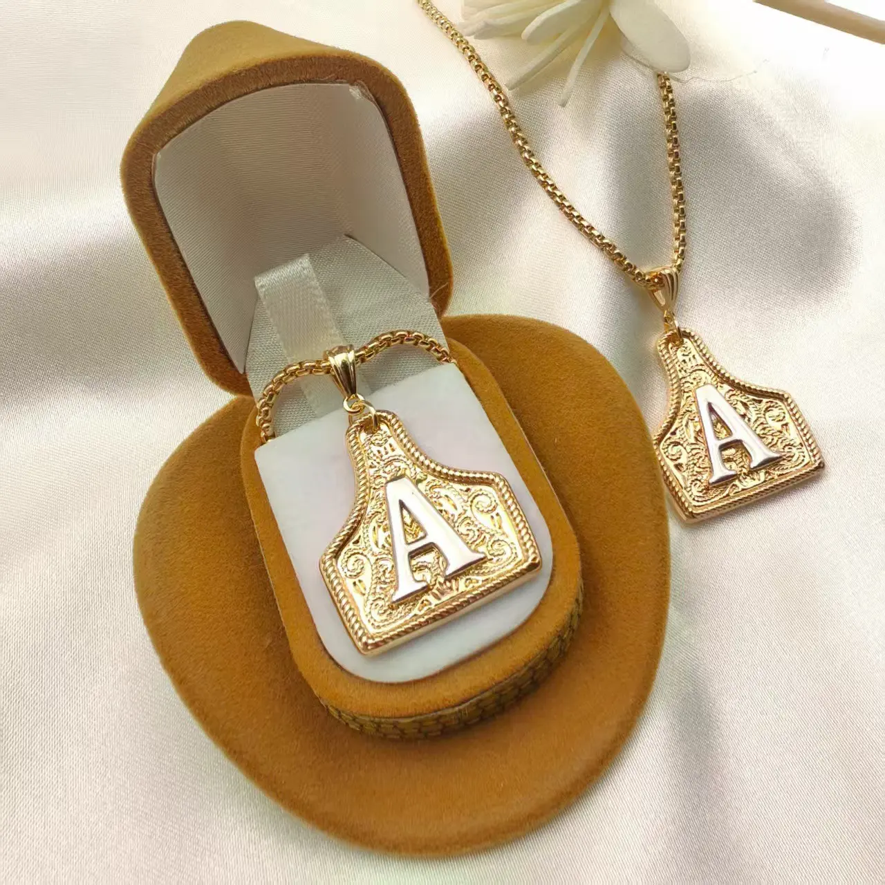 Gold Initial Necklace - 26-Letter Alphabet Pendant, Copper-Plated Gold Color Retention, Customizable Initials, Retro Light Luxury High-End Neck Wear, Chain Necklace for Sports & Outdoor Camping Enthusiasts, Custom Initials