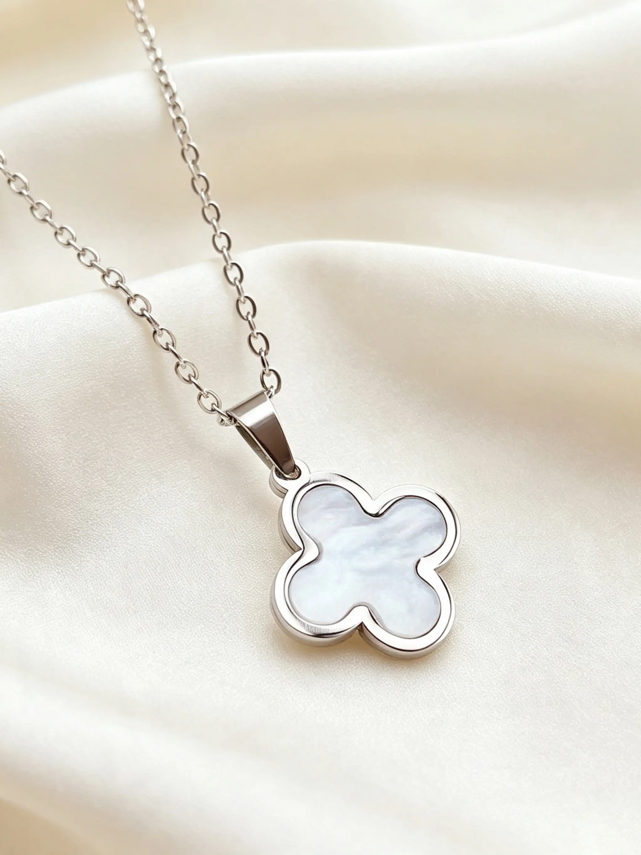 1 piece of cute four-leaf clover pendant necklace, a lightly luxurious lucky clover collarbone chain, delicate, non-fading sweater chain, versatile accessory for daily commuting, birthday gift, Stainless steel jewelry