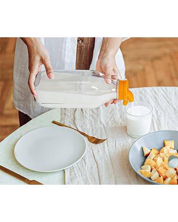 32 oz Reusable Glass Milk Bottles with Silicone Dispenser Cap, 2 Pack Glass Jars with Airtight Screw Lid, Leak Proof Juice Bottles with Scale Mark Breastmilk Storage Container for Fridge