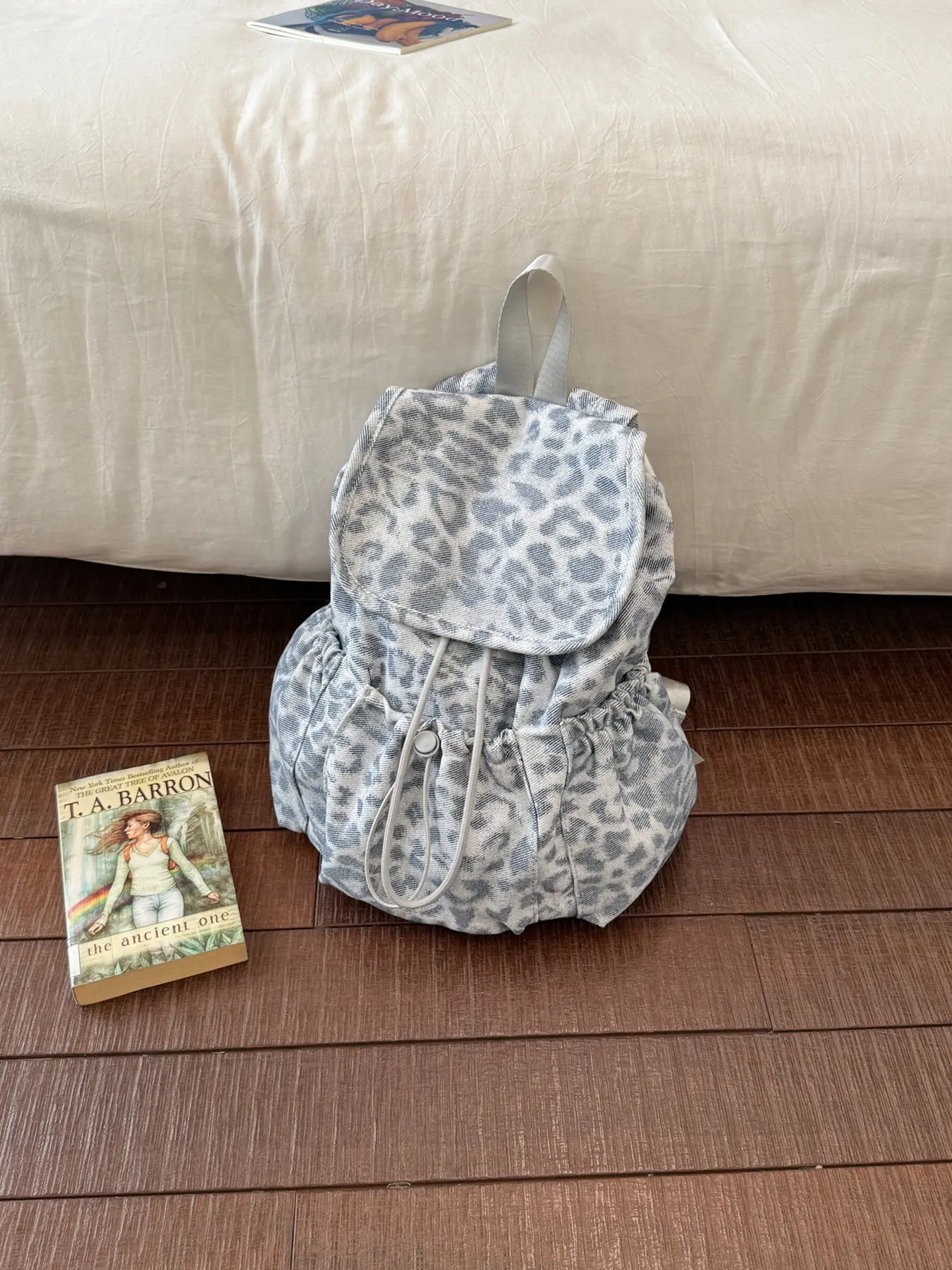 1pcGray toned leopard print drawstring flip mini backpack with soft fabric and adjustable straps, lightweight and casual small backpack suitable for girls' daily shopping and travel on campus, sweet and cool style