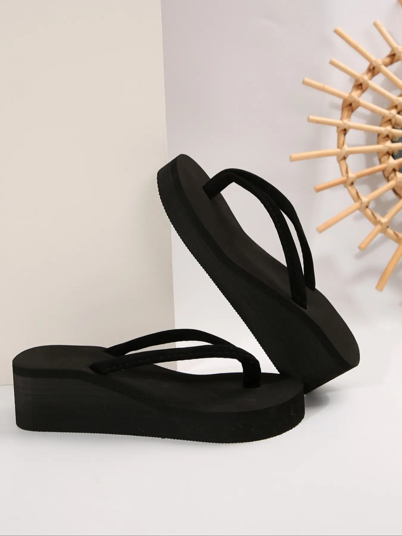Women's Platform Flip Flops Solid Elevated Wedge Heel Thong Sandals Fashionable Wedge Sandals Summer Casual Outdoor Beach Slip On Slippers Fashionable Wedge Shoes