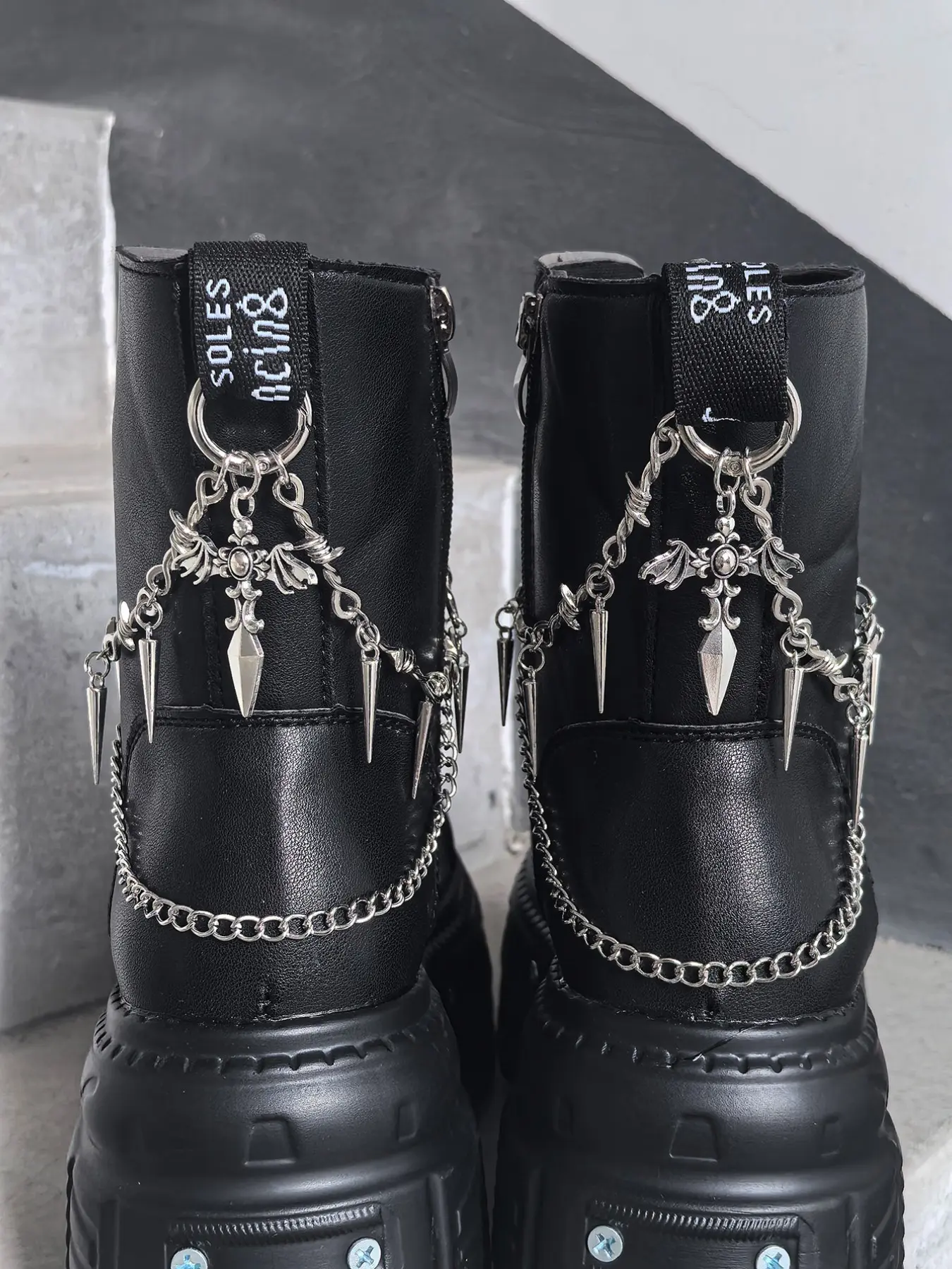 Gothic Punk Style DIY Shoe Decor Set, Dark Rivet Thorn Chain, Unisex Halloween Footwear Accessory, Shoe Charms, Mystical Atmosphere Enhancer