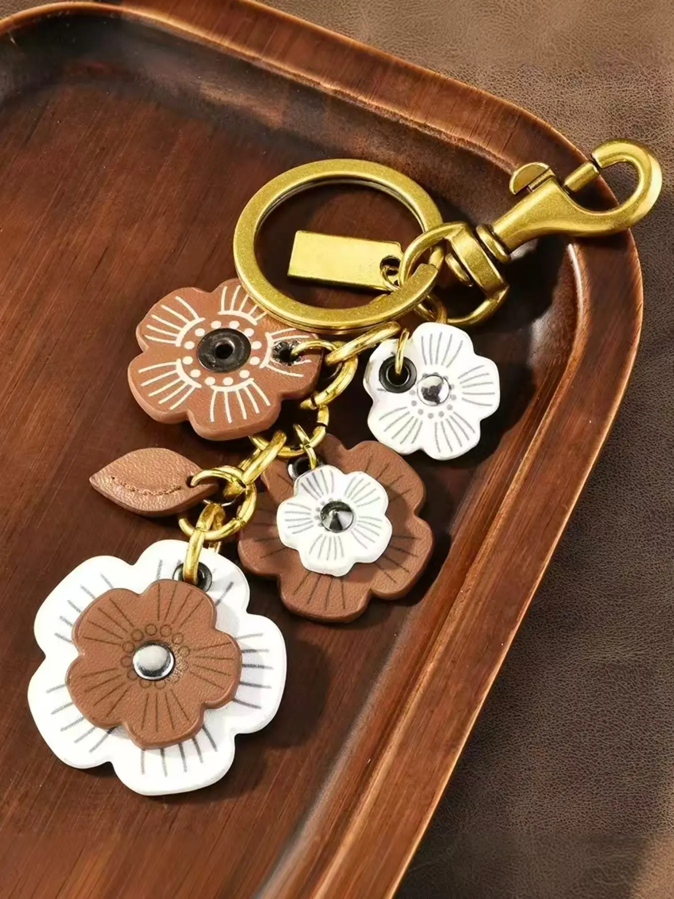 New Fashion Women's Gift, Leather Flower Keychain Bag Charm, Unique Bag Accessory for Any Purse, Stylish and Practical, Floral Pattern Keychain Charms