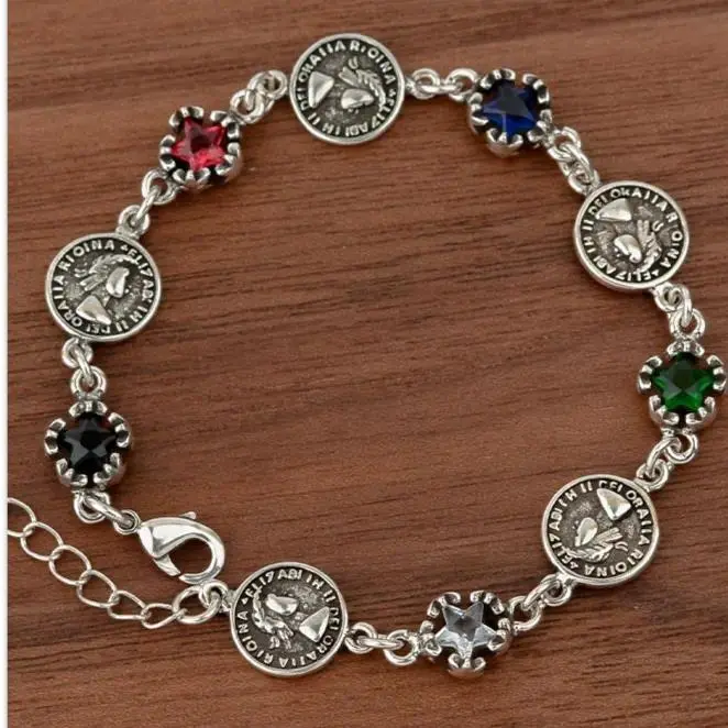 Silver-Tone Vintage Charm Bracelet for Women, Dainty Queen Portrait Coin with Crystal Accents for Casual Wear, Dainty Bangle, Dainty Look