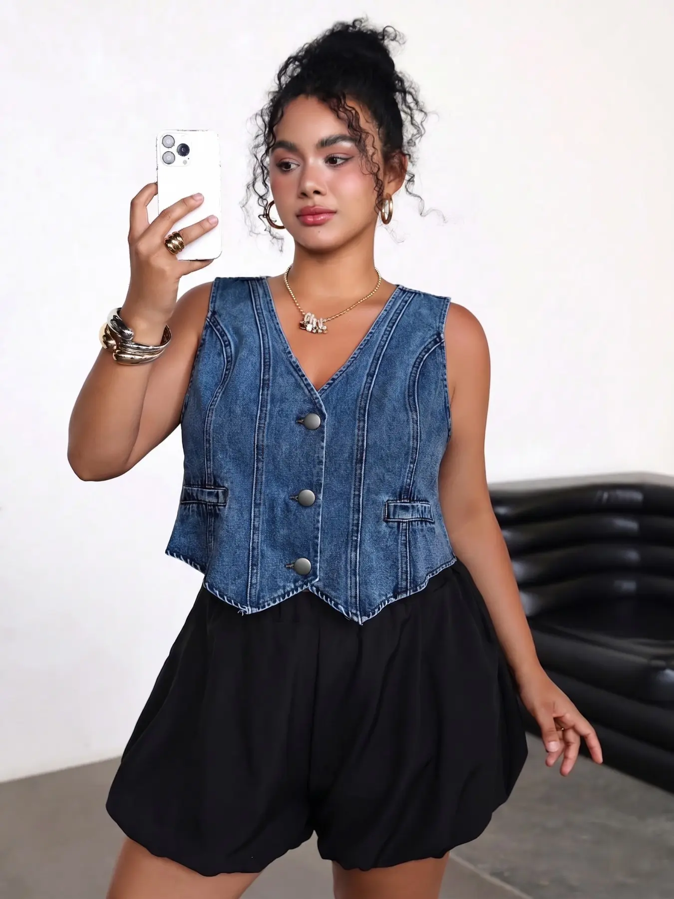 Plus Size Women's Denim Vest, Jean Vest Top, Vintage Washed V-Neck Sleeveless Button Jacket, Casual Slim-Fit Outerwear for Daily Wear, Solid Pattern, Tops