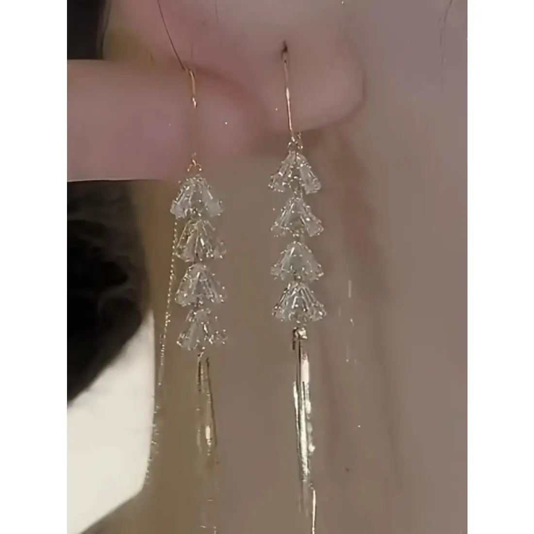 Elegant Long Leaf Earrings with Artificial Zirconia Dangles, Shining Earrings, Fashionable New Luxury Style, Simple Design for Women Jewelry Collection, Classic Style Earrings