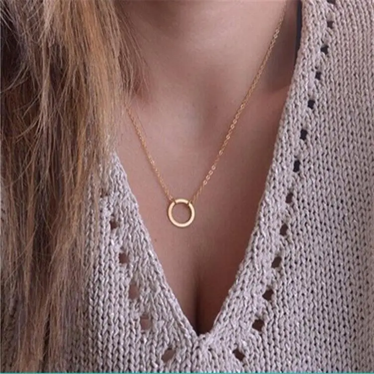 Women's Minimalist Gold-Plated Zinc Alloy Circle Pendant Choker Necklace - Round Shape, Simple Versatile Design, Ideal Gift for Friends & Family, Daily Wear Fashion Jewelry