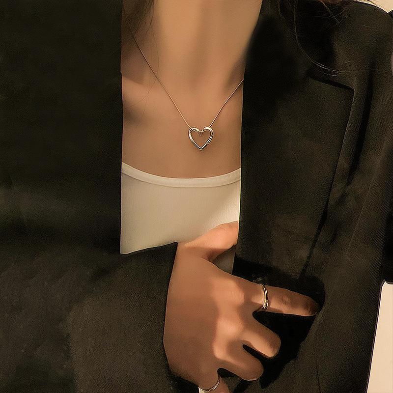 Light luxury niche hollow heart necklace for women, popular on Instagram, Japanese and Korean version, simple design pendant, collarbone sweater chain cruel intentions