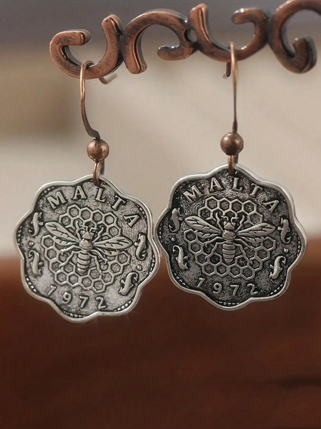 1 Pair of Retro Bee Coin Earrings with Coin Pendant, Hexagonal Design, Suitable for All Seasons, Bee-Themed Gift Ideal for Beekeepers and Collectors