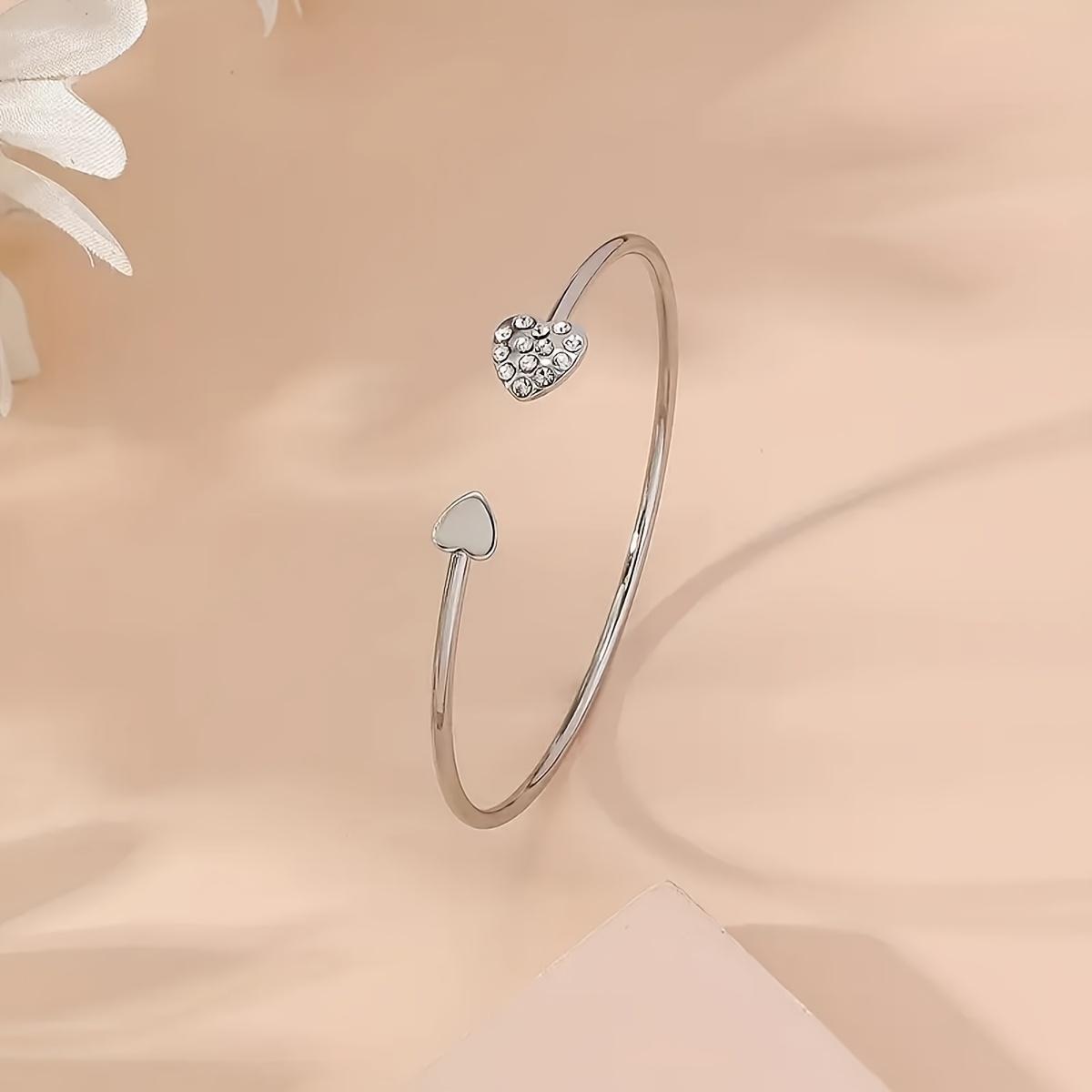 Women' Elegant Synthetic Zirconia Heart Bracelet - Minimalist Open Bangle with Heart Clasp, Valentine' Day Gift, Everyday for - Wear, Year-Round Versatile Accessory (Suitable for)