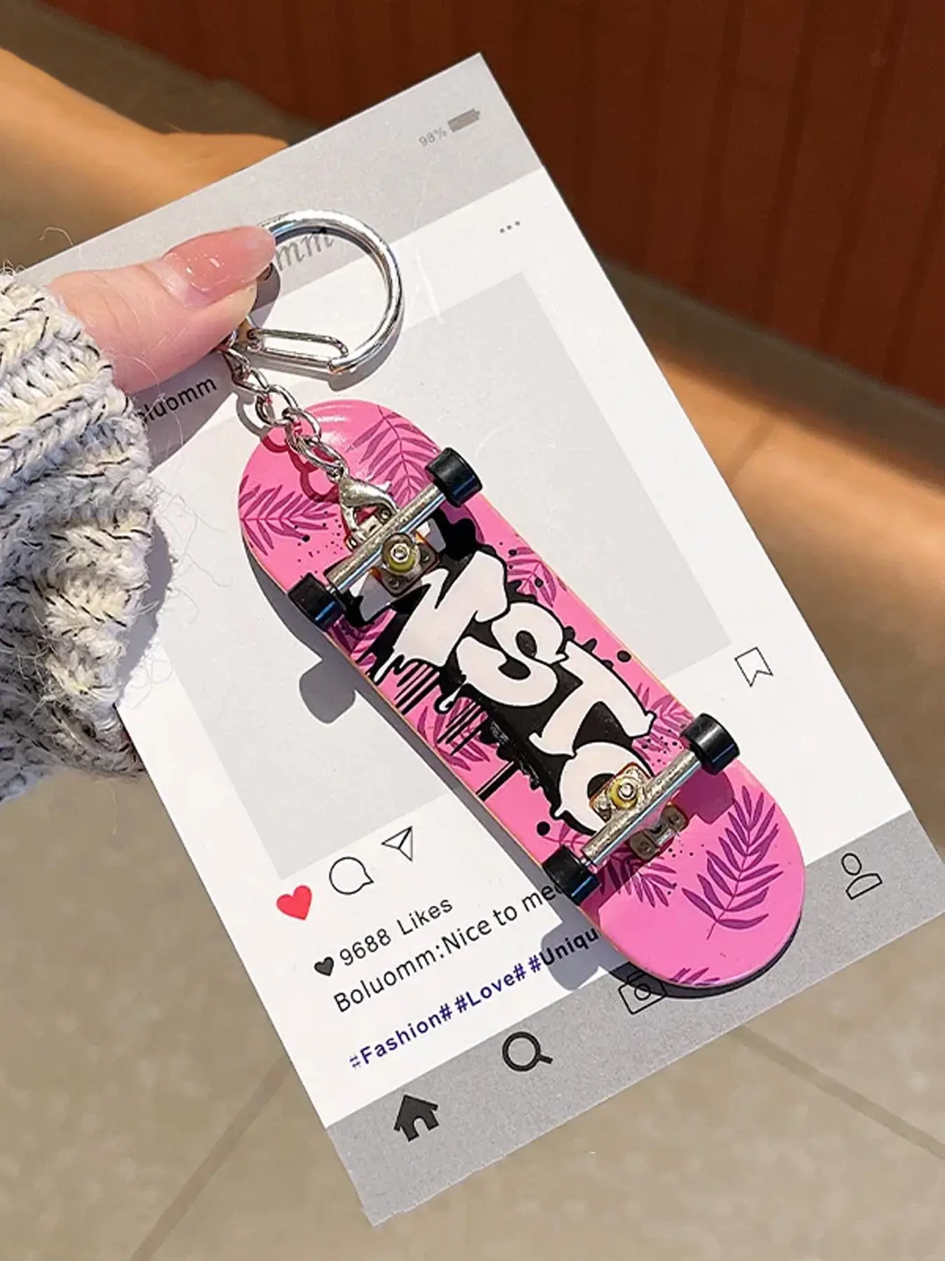 Y2K Streetwear Graffiti Finger Skateboard Keychain Bag Charm, Metal Spring Carabiner, 6 Vibrant Graffiti Printed Decks, Mini Alloy Truck Skate Ornament, Cool Skate Culture Backpack Decor, Perfect Gift for Teen Skate & Street Style Fans