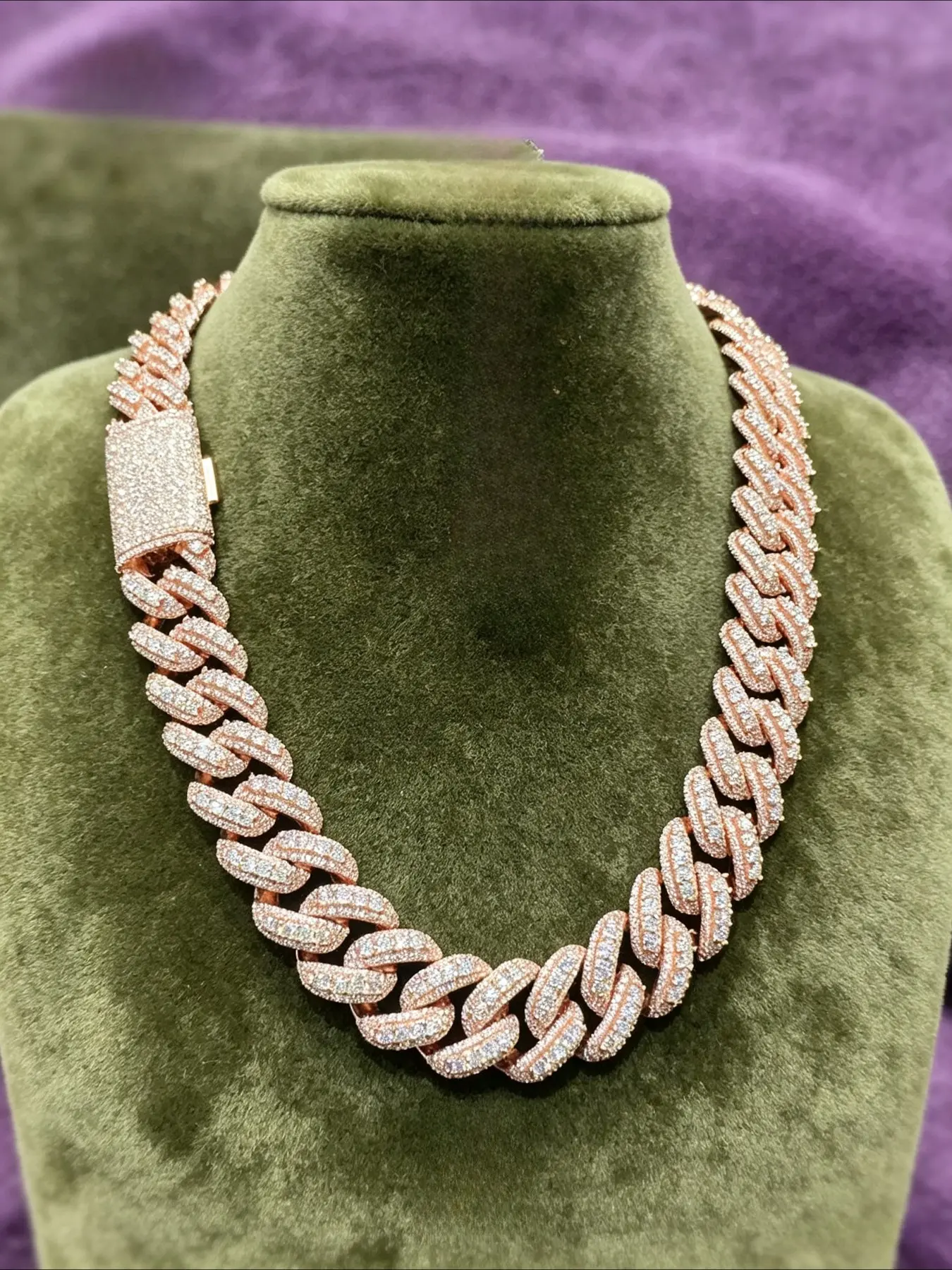 v18mm atmosphere hip hop heavy industry Cuban chain, unique large version design vwith high recognition, street trend out of the circle single product, couples give each other, relatives and friends give gifts, Christmas gifts Valentine's Day gifts