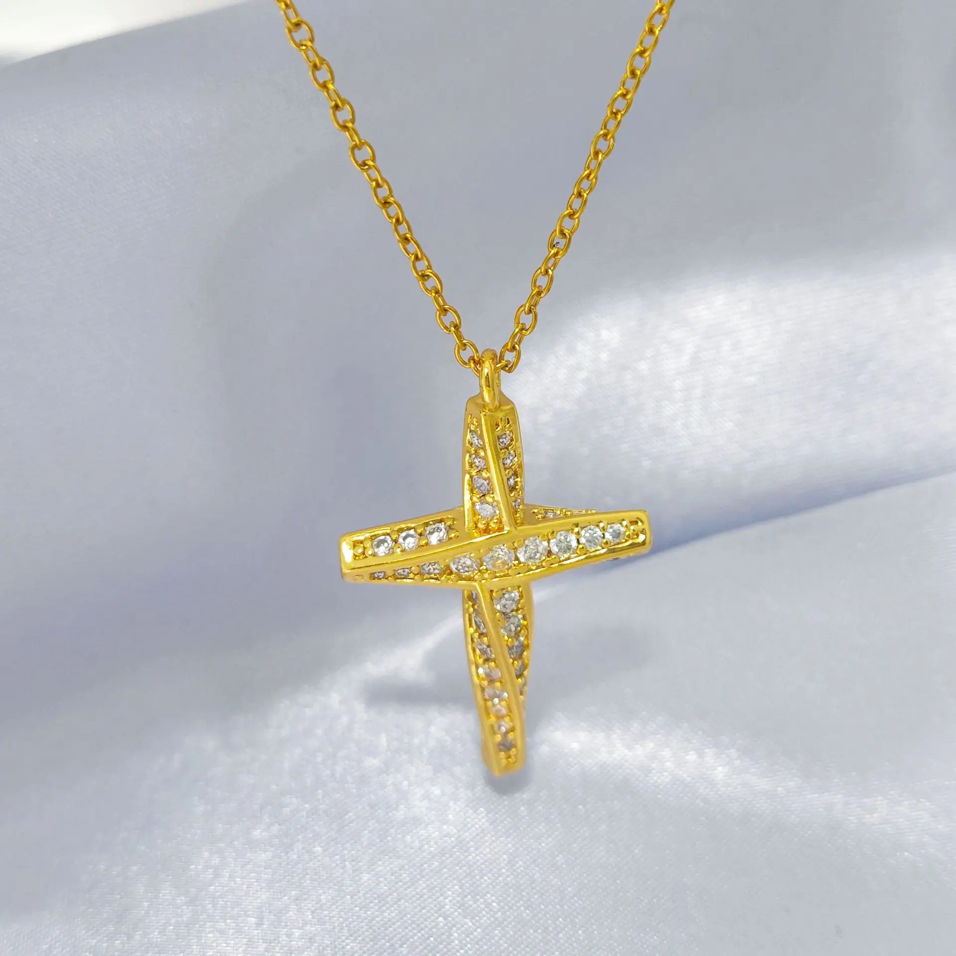 QUEENDO 3x2cm Cross Shape Titanium Steel Necklace - Titanium Zircon Full-Diamond Pendant, Light Luxury High-End Exquisite Dazzling Jewelry with Versatile Look