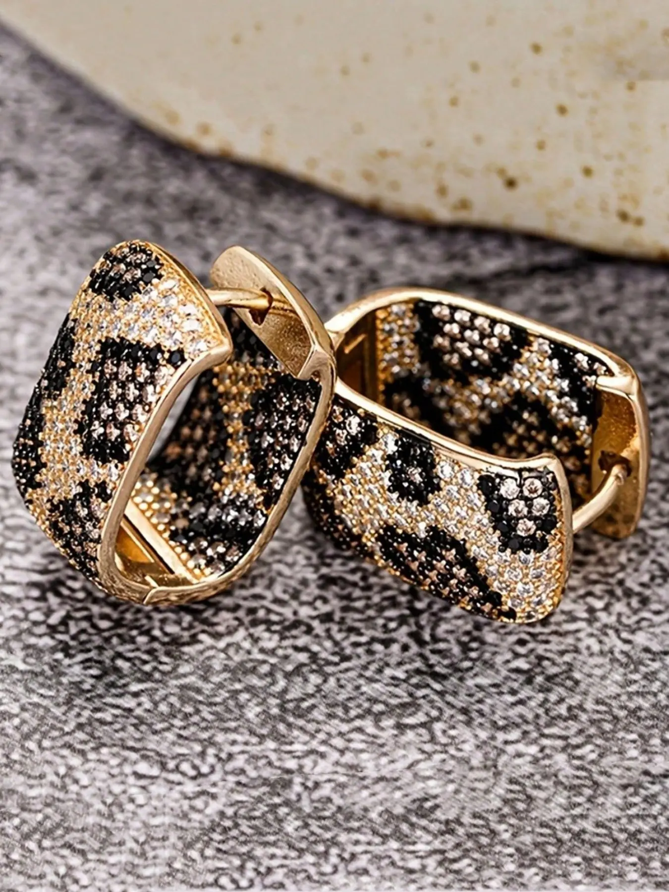 A pair of vintage leopard print women's earrings, made of black synthetic zirconia and cubic synthetic zirconia, birthday gift, for daily wear and holiday party anniversary gifts
