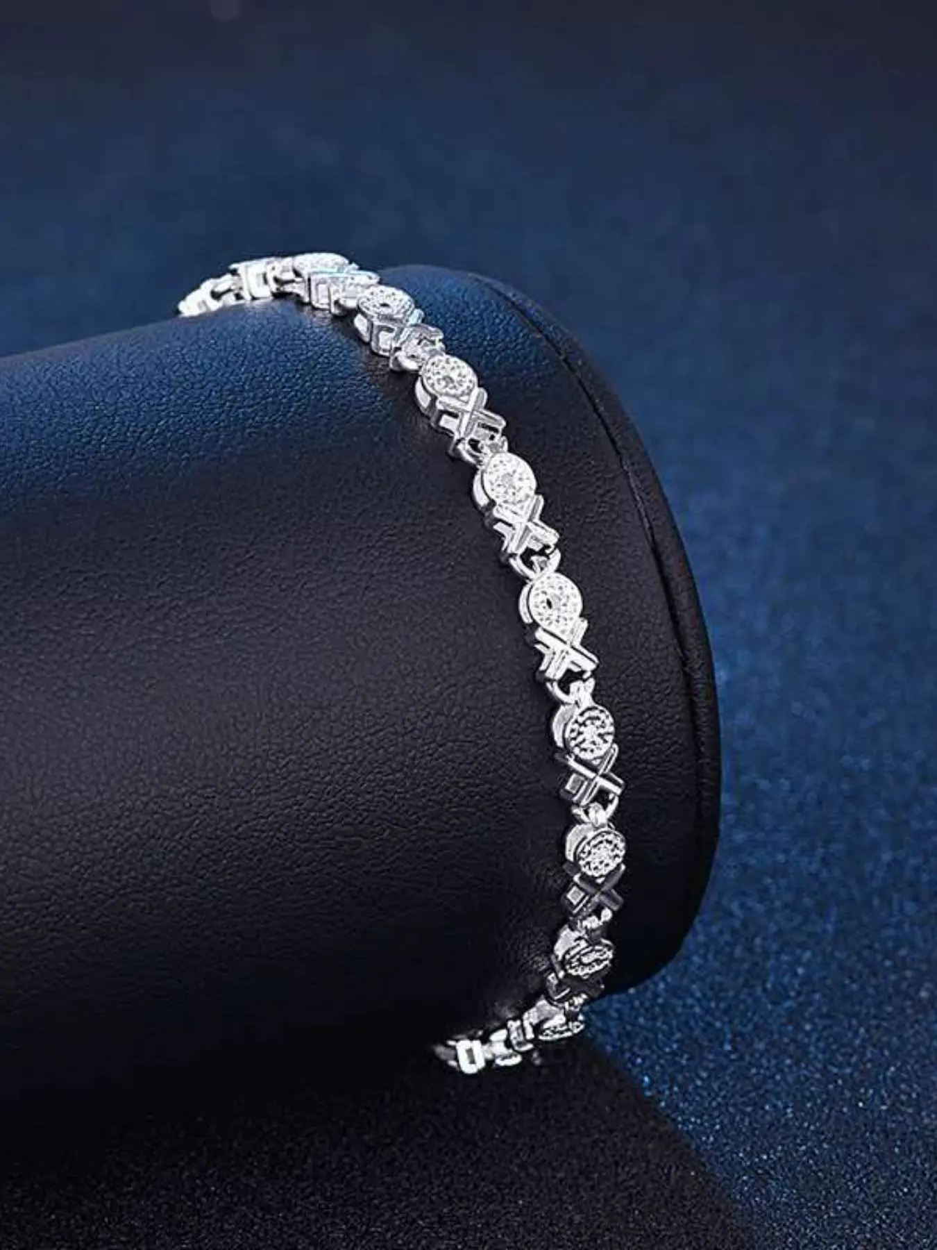Elegant Ox Women's Bracelet, Vintage Fashion Hollow Design, Classic Luxury Style, Perfect Gift for All Seasons, Romantic Valentine's Day Present