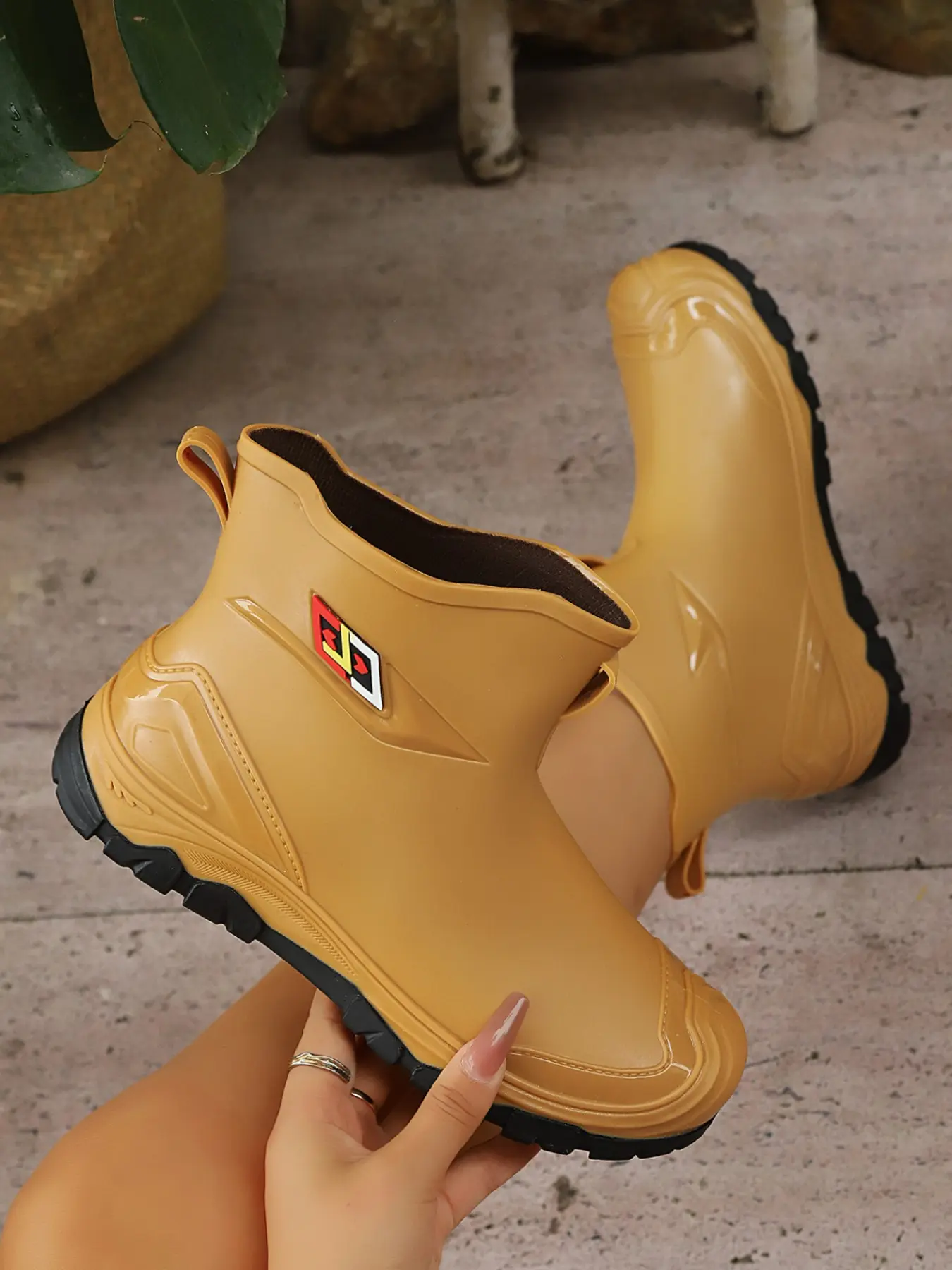 Women's mid-heel waterproof rain boots, classic and stylish rain boots, fashionable rain boots, durable one-piece design with no leaks, easy-to-clean smooth matte surface, suitable for rainy days, camping, beach outings, and commuting.