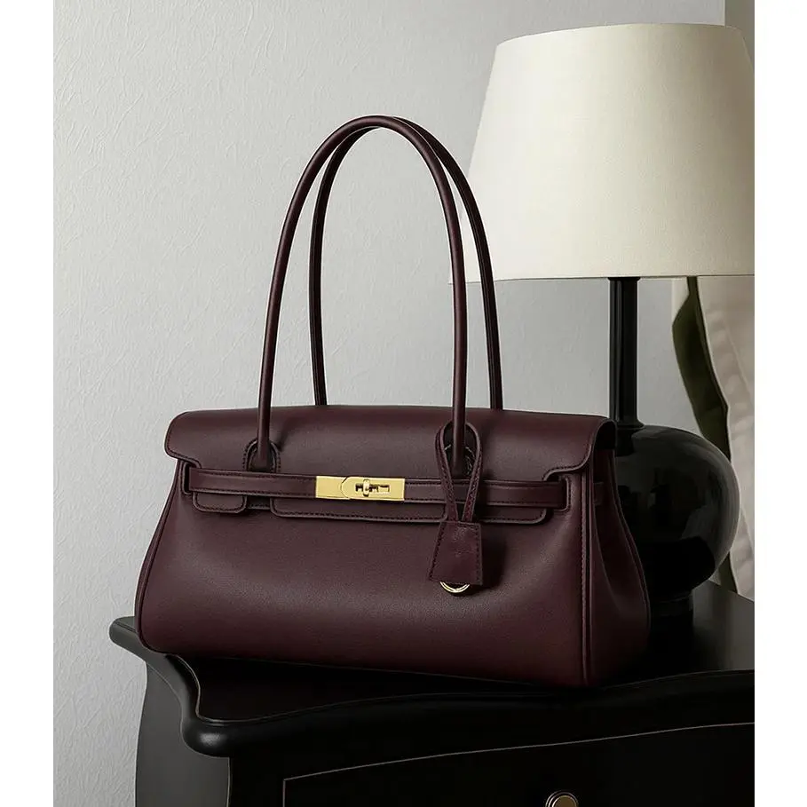 Women's genuine leather handbag/shoulder bag/underarm bag; niche design baguette bag.
