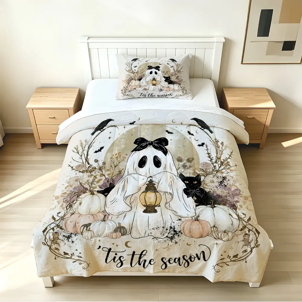 2/3pcs (1 comforter + 2 pillowcases) Rustic Neutral Halloween 'Tis The Season Ghost Pumpkin Black Cat Bedding Set, Microfiber Soft Lightweight Fade-resistant All Season Easy Care Comforter Set for Bedroom Guest Room Dorm, includes filling, no pillow