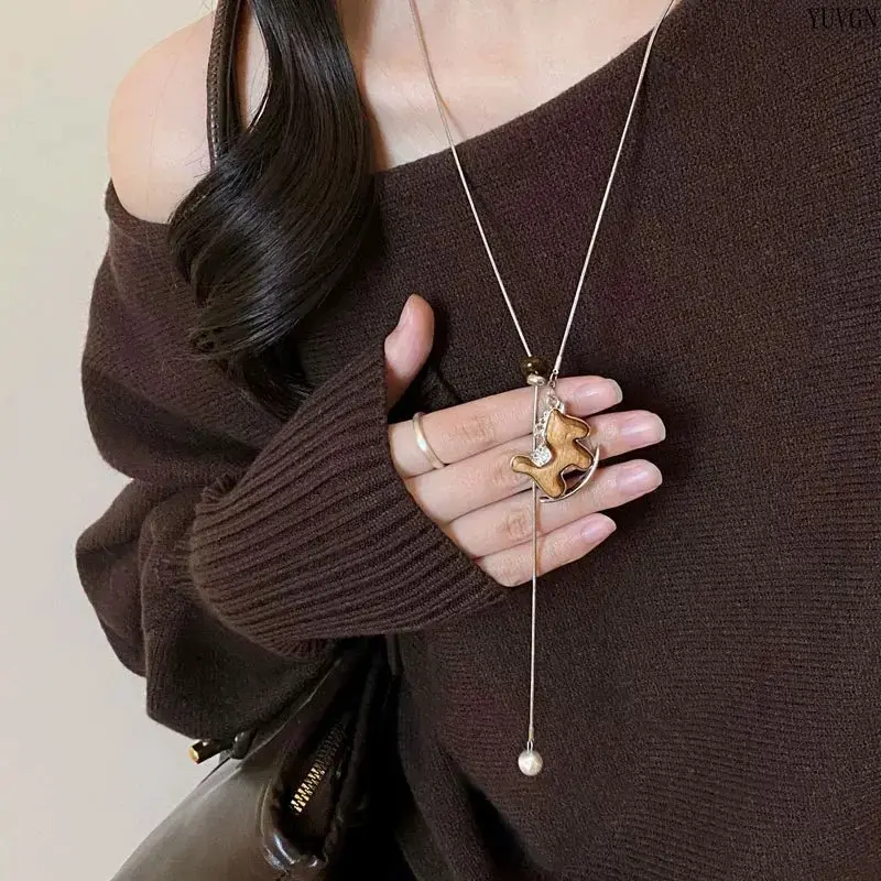 Women's Vintage Wooden Horse Pendant Necklace, Adjustable Long Sweater Chain for Autumn-Winter Leisure Outfits (Indoor Recreation Use)