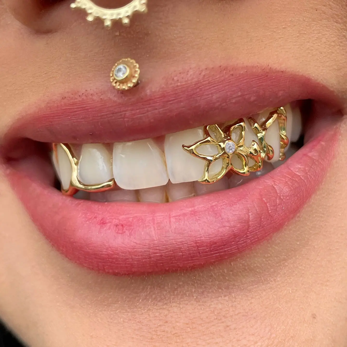 Hip-Hop Style Single Tooth Cap, Golden Hollow Flower Petal Body Jewelry with Diamond Inlay, Accessories for Women for Daily and Nightclub Wear, Dental Accessories, Female, Teeth Accessory, Women's