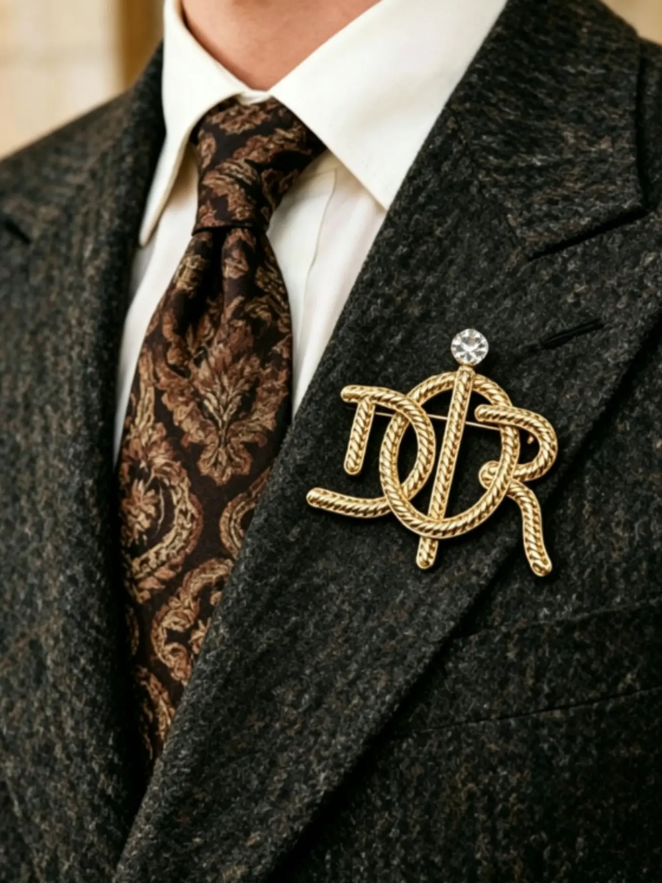 Luxurious Brooch for Blazers and Sweaters, Elegant Graphic Design, Perfect for Any Occasion, Ideal Gift for Holidays