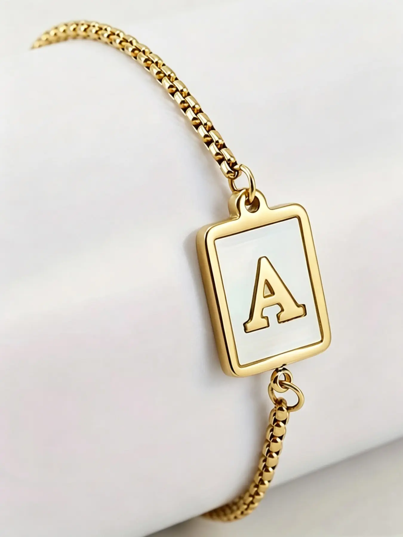 1 golden letter ABC square shell design letter bracelet, Elegant bangle bracelet, versatile Ins-style bracelet for daily use, perfect for vacation and as a gift, excellent present for Christmas and New Year