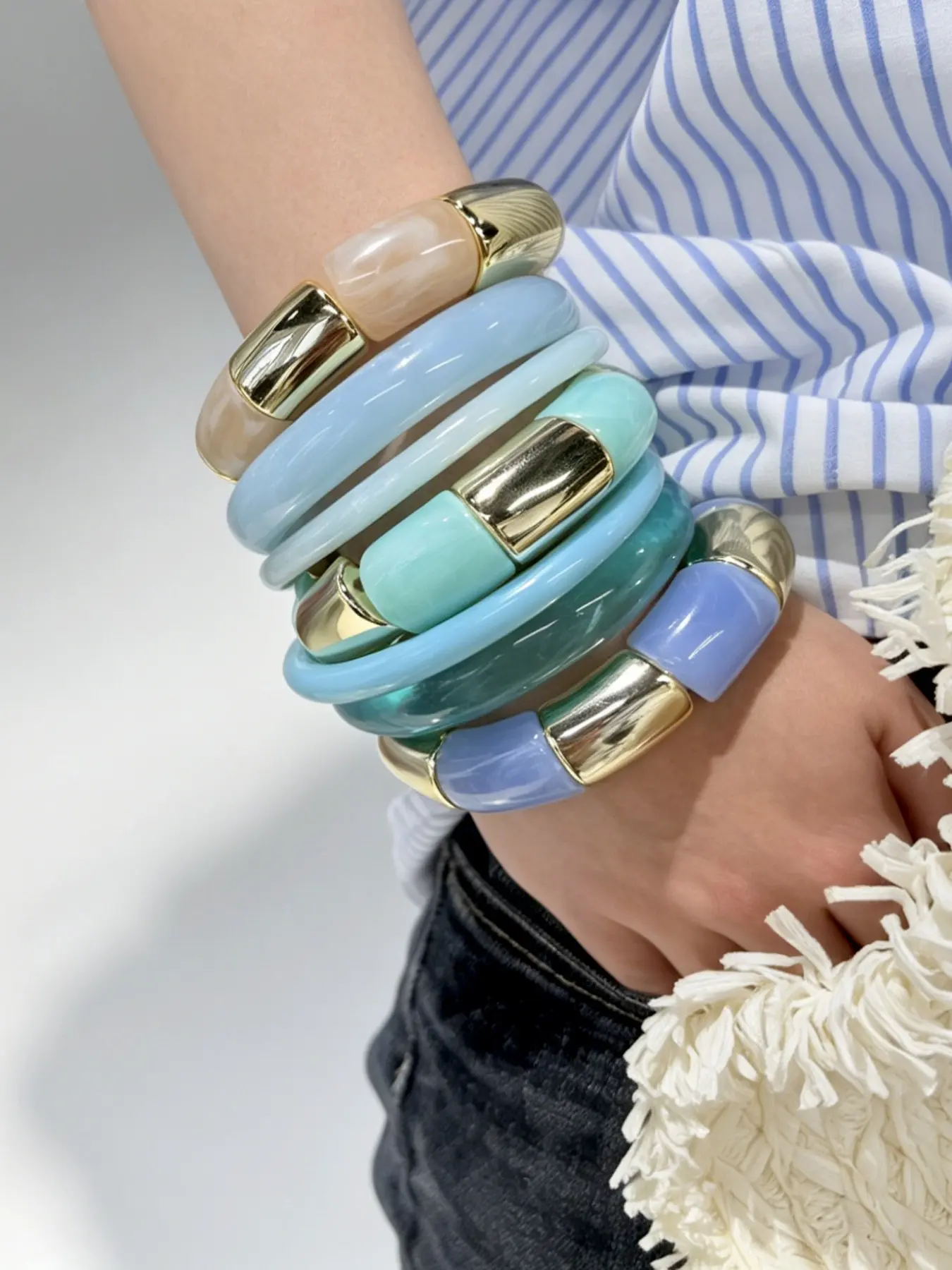 7-Piece Women's Fashion Bracelets Bangles Set, Elegant Chunky Transparent Blue Gradient Adjustable Resin Acrylic, Perfect for Parties and Daily Wear