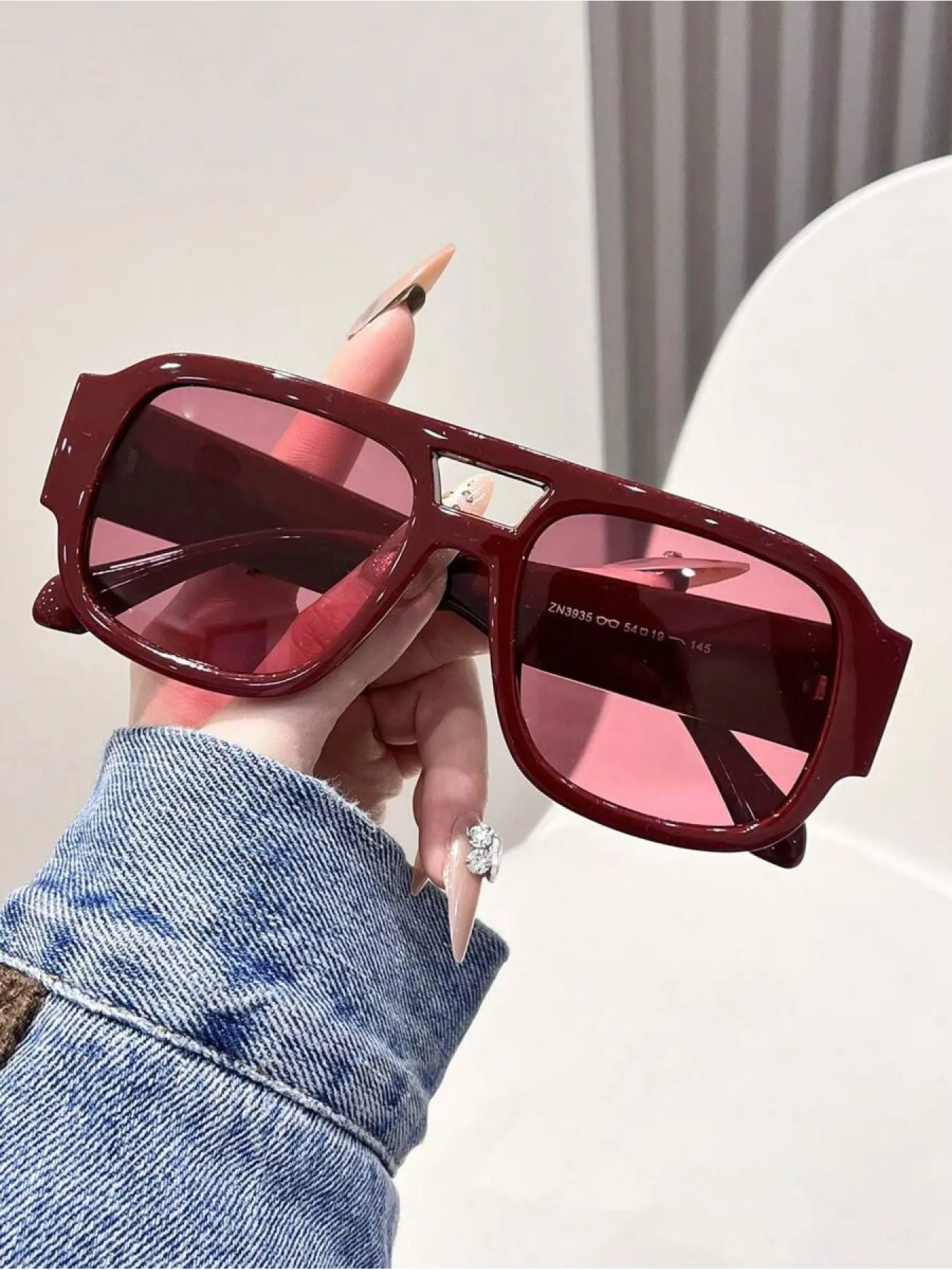 A Pair Of Red-Framed Fashionable Sunglasses For Women, Fashionable Beach Accessories, Summer Sunglasses, Casual Style, Oversized Pilot Frame, Outdoor Wear, Back-To-School Outfit, Trendy Frames Sunglasses