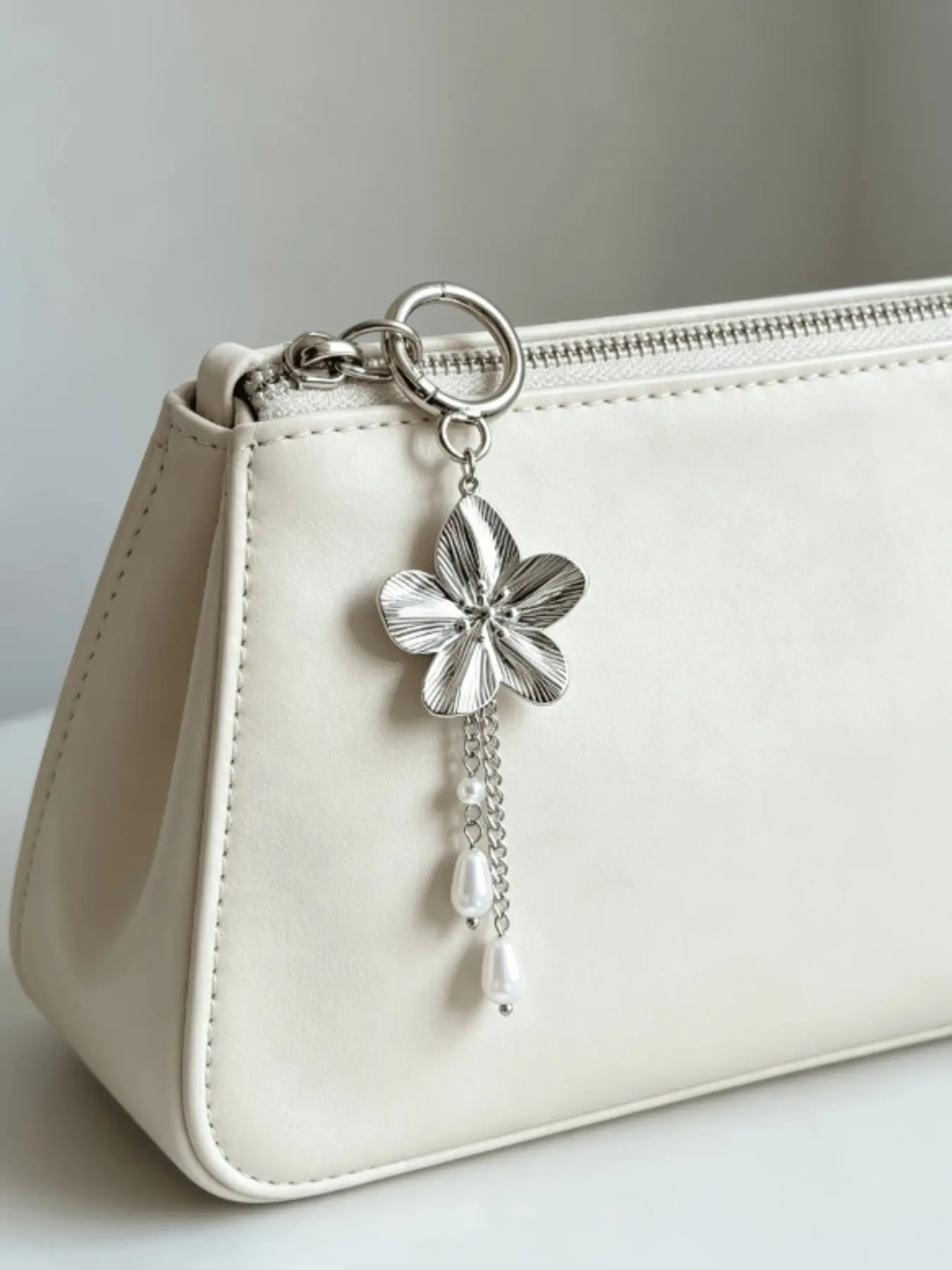 Silver Color Metal Flower Keychain, Pearl Fringe Bag Charm, Elegant Fashion Accessory, Perfect Gift for Friends, Daily Use Decorative Pendant