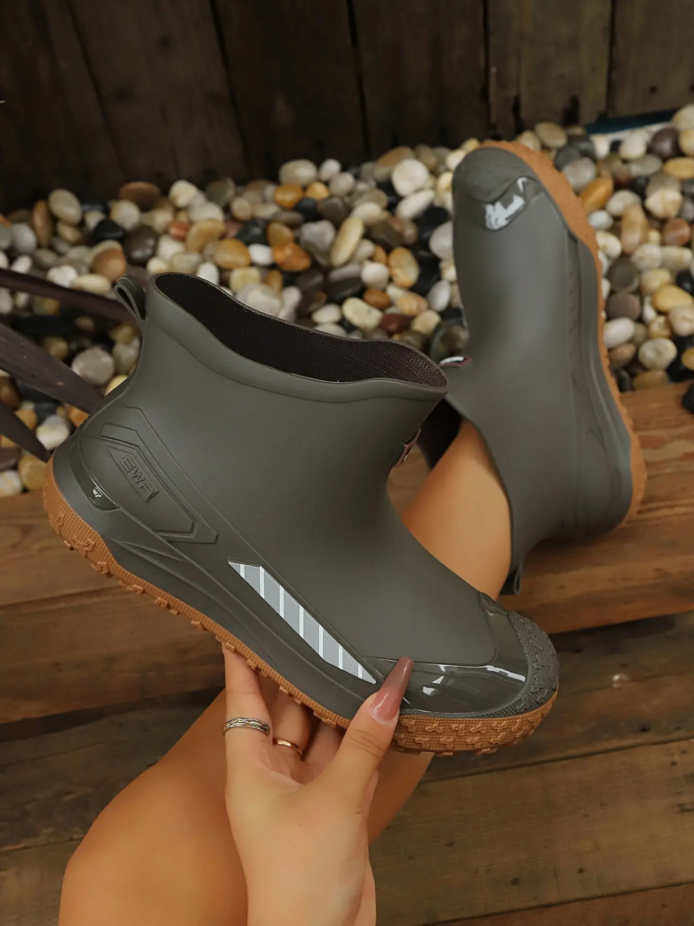 Trendy Ladies Lightweight Waterproof Ankle Wellies, Side Safety Reflective Strip Decor Hardened Shiny Toe Cap Thick Rugged Traction Sole Warm Lining Slip-On Outdoor Walking Rain Shoes
