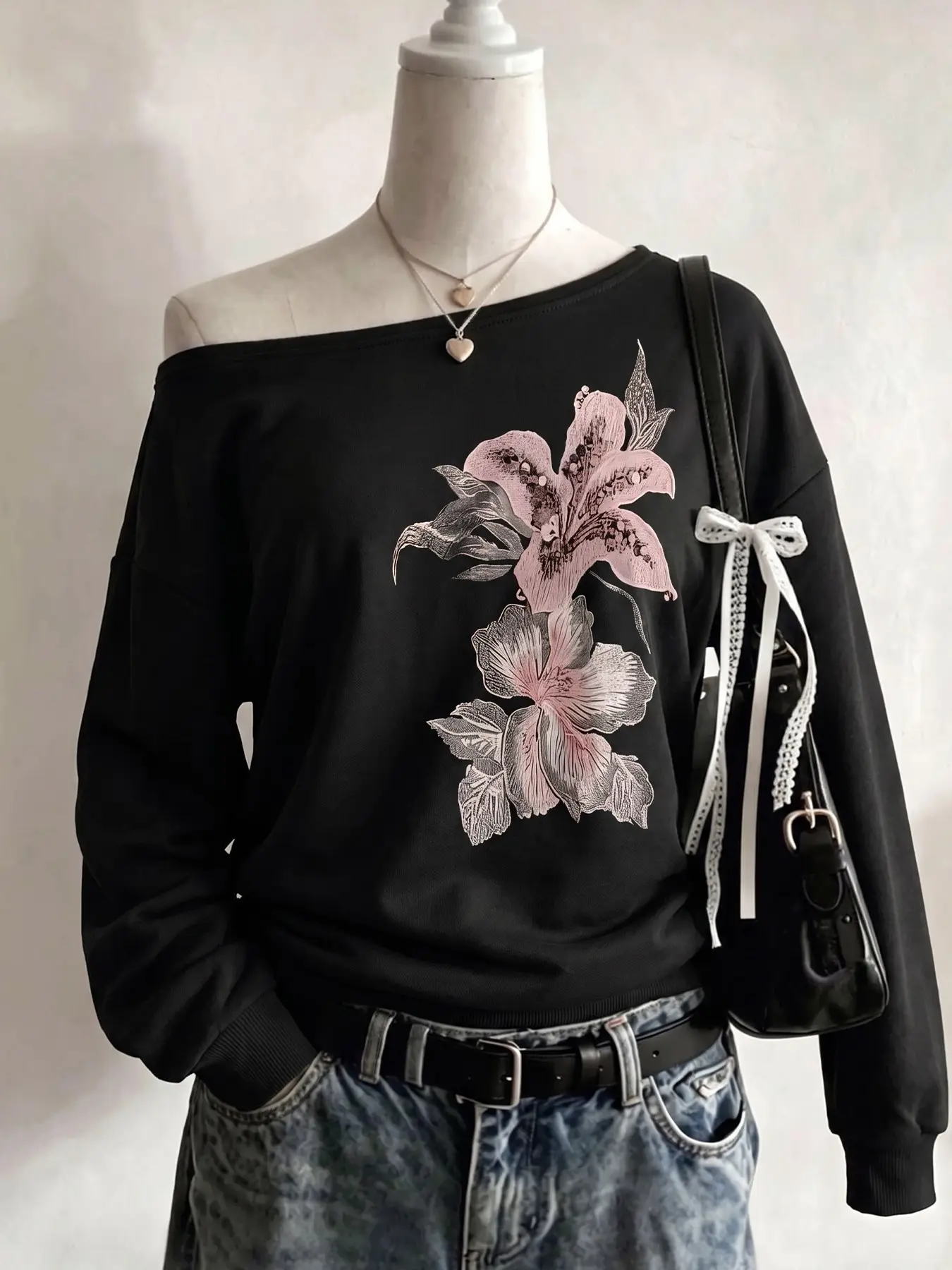 Women Black Floral Print Off Shoulder Long Sleeve Sweatshirt, Y2K Loose Slant Shoulder Casual Pullover for Daily Wear