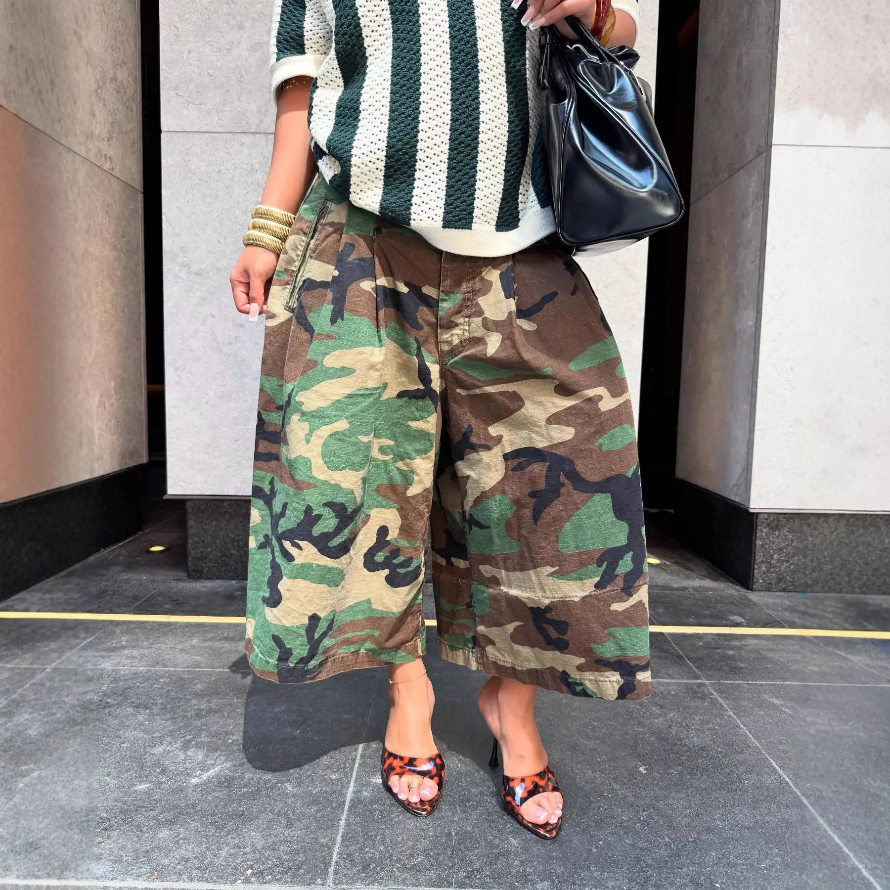     1. Women Camo Print Wide Leg Culotte Cargo Pants, Loose Baggy Camouflage Cropped Capri Trousers, Streetwear Oversized Mid Calf  Pants with Pockets Ladies Camouflage Wide Leg i Pants, Vintage Oversized Cropped Palazzo Culottes, Hip Hop Stre