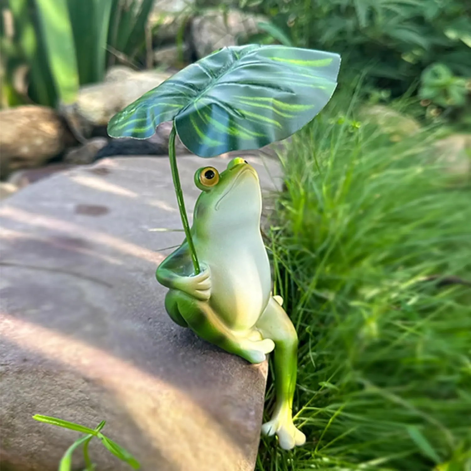 Cute Frog Garden Statue with Umbrella, Funny Green Frog Figurine for Outdoor Yard Decor, Resin Frog Sculpture for Garden Patio Lawn Balcony Decoration