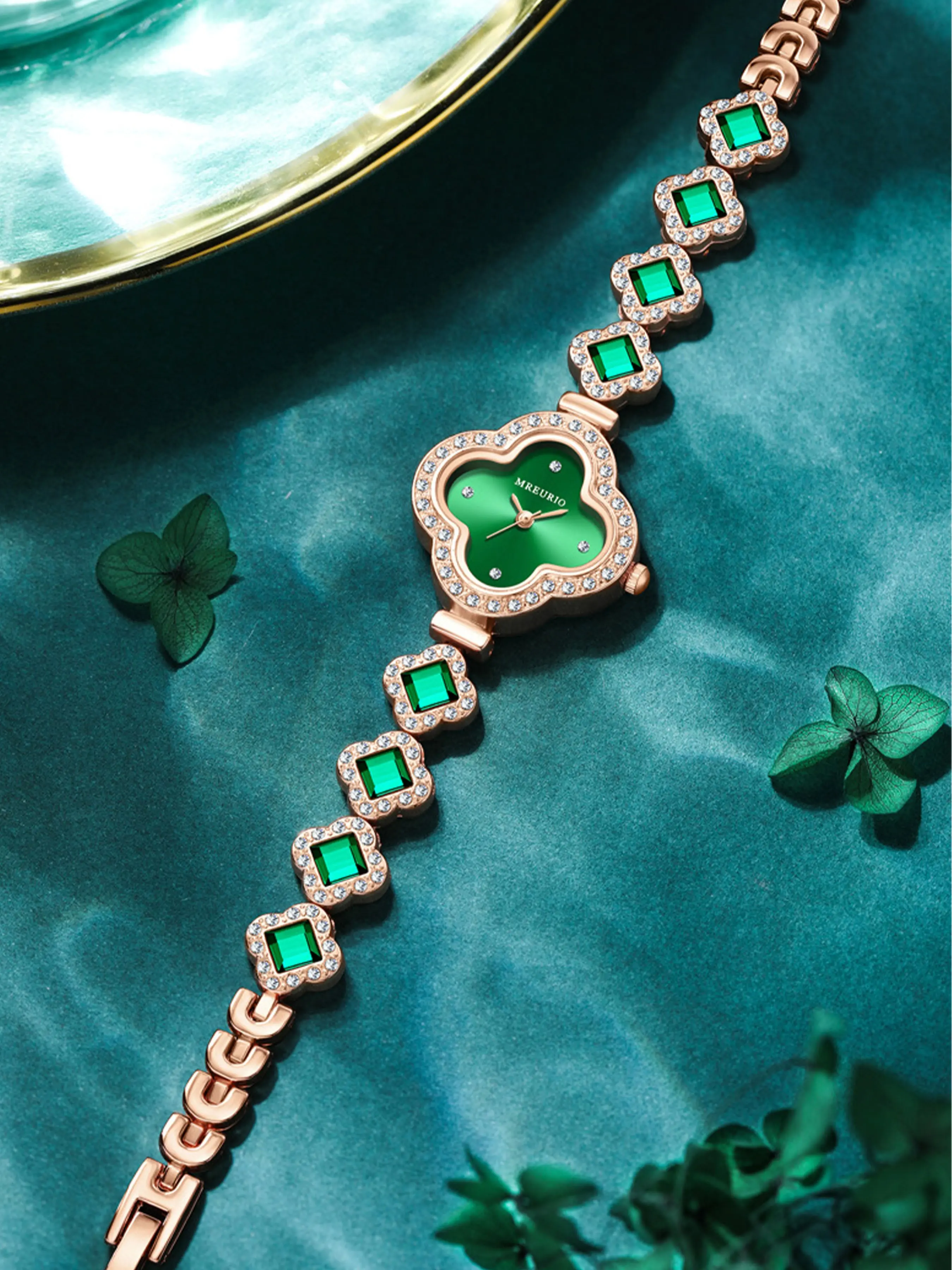 Fashion Clover Bracelet Quartz Watch, Emerald Gemstone Ladies Watch, Elegant Analog Oval Face, Perfect for Daily Wear, Parties, Vacations