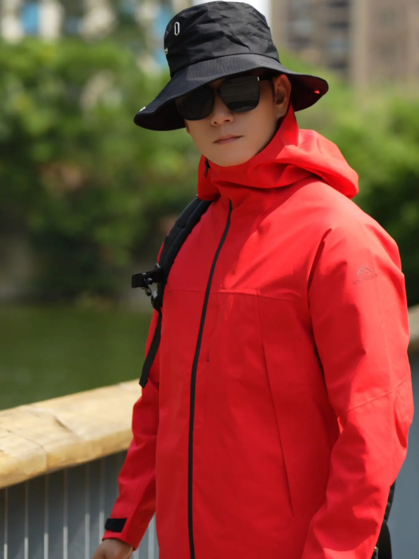 Men's Outdoor Hiking Jacket, Hard Shell Raincoat, Outdoor Sports Outerwear, Windproof and Waterproof, Perfect for All Weather Conditions, Durable and Comfortable