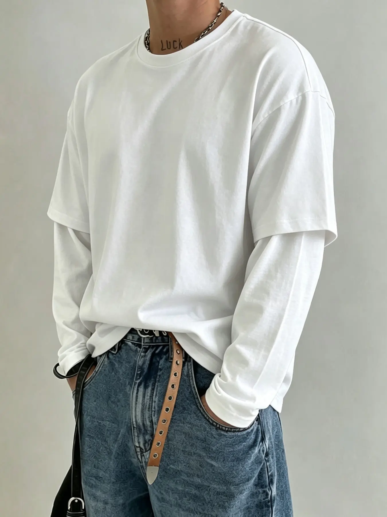 Men's long-sleeve T-shirt with a loose fit, Casual, and black-and-white 'faux-layered' color-block design, made from lightweight polyester suitable for layering, offers a non-monotonous look, an essential staple for street-style fashion