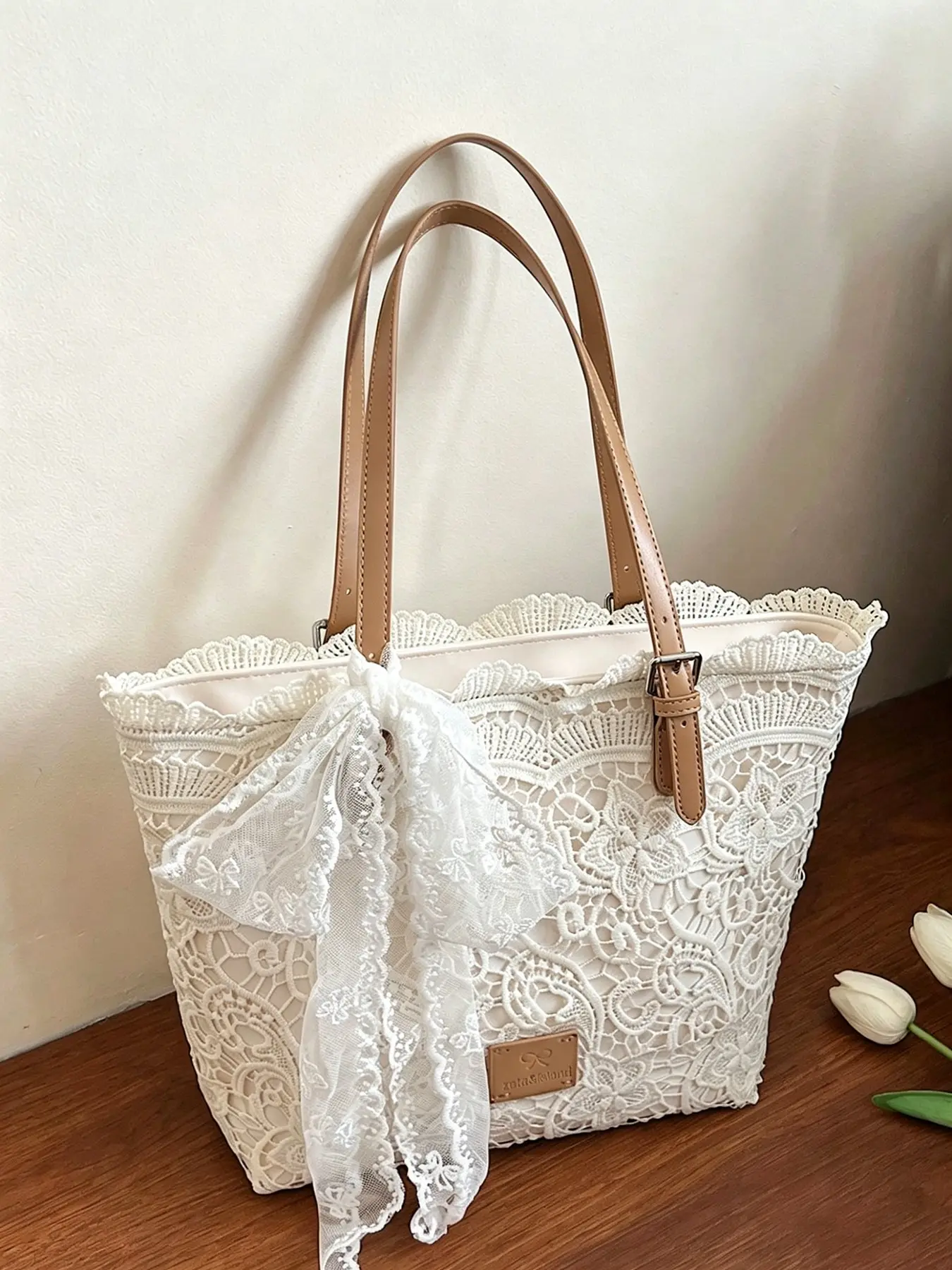 Elegant retro lace tote bag, Elegant commuter bag, adjustable tote bag design, lace scarf decoration, shoulder bag, can accommodate files and tablets, suitable for commuting, dating, and gatherings
