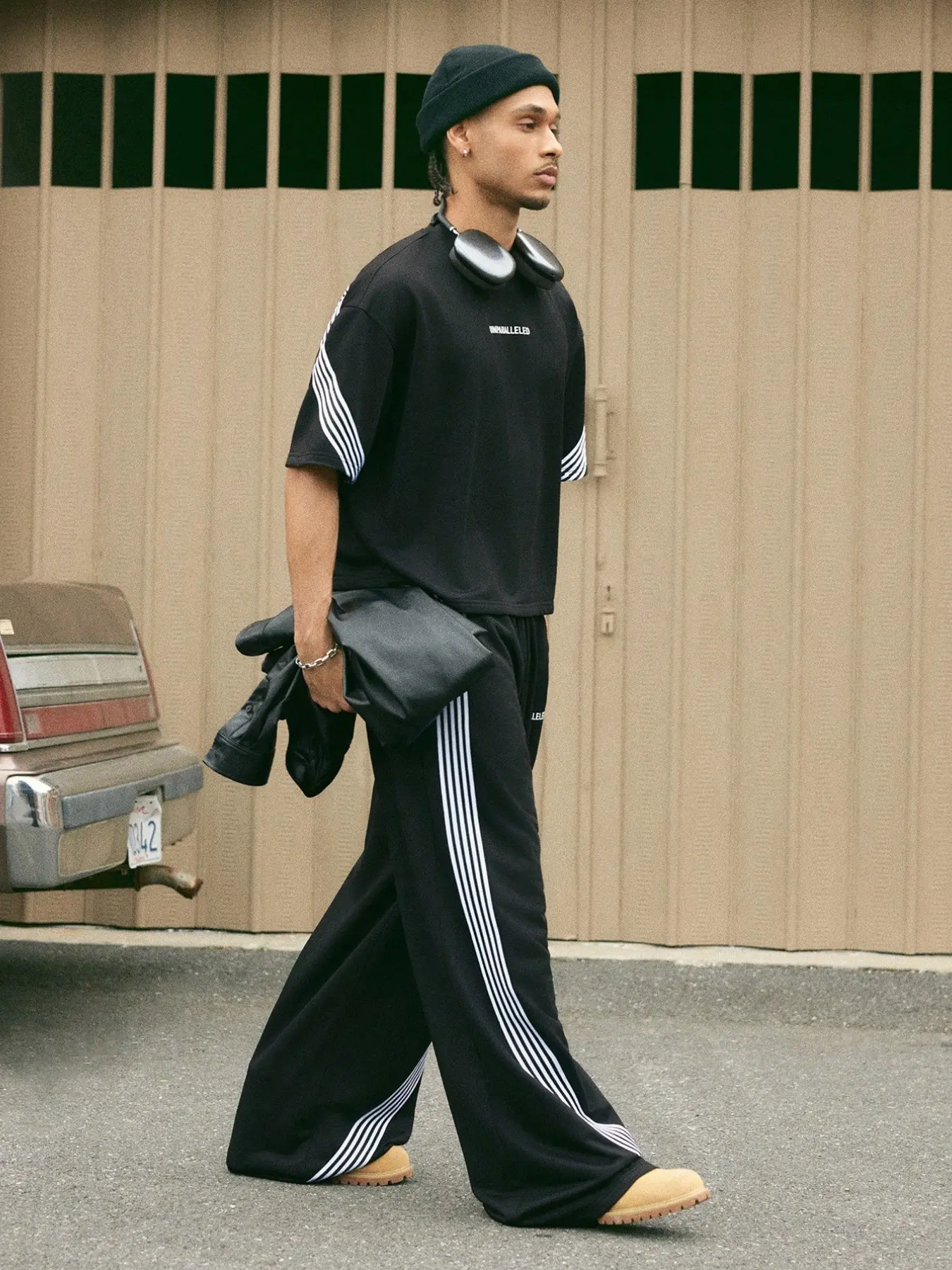 Men's Solid Black Matching Sportswear Two-Piece Set, Matching Tracksuits, Loose Cropped Top with Three White Side Stripes + Draping Wide-Leg Sweatpants, Lightweight, wrinkle-resistant, ideal for summer shopping