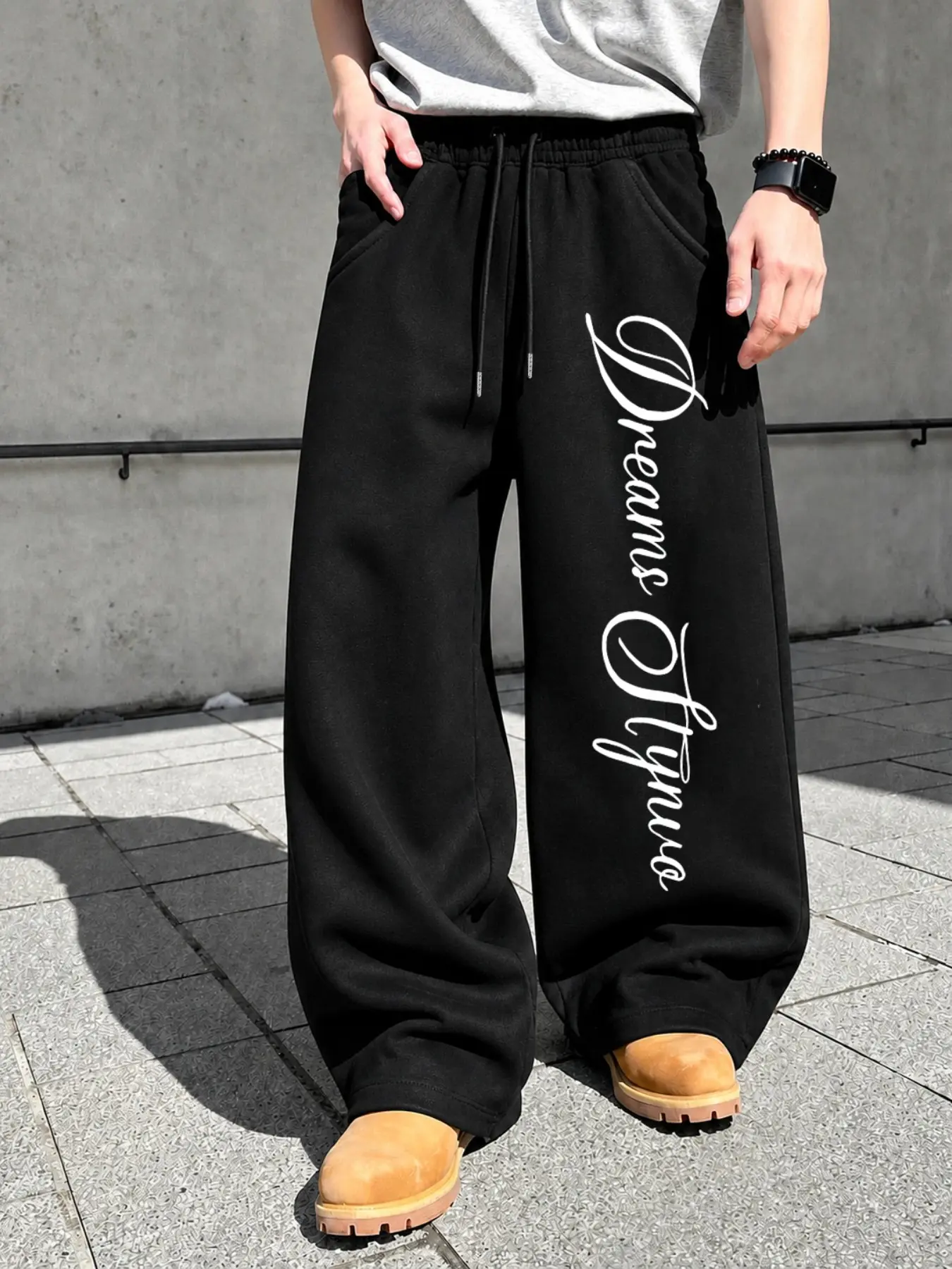 Unisex American High Street Baggy Wide Leg Sweatpants Vertical Cursive Letter Graphic Print Elastic Drawstring Waist Comfy Stretch Streetwear Trousers, Hip Hop Y2K Loose Stacked Sweat Pants for Daily Outing Campus Jogging Dance Couple OOTD
